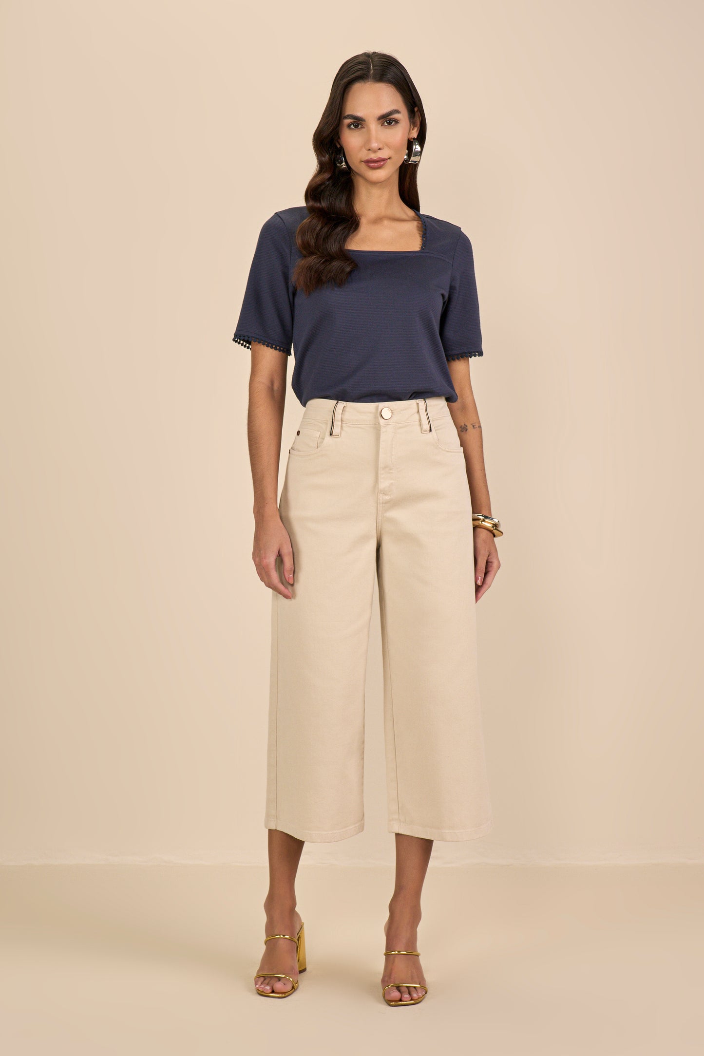 blusa malha manga curta decote quadrado com entremeio
