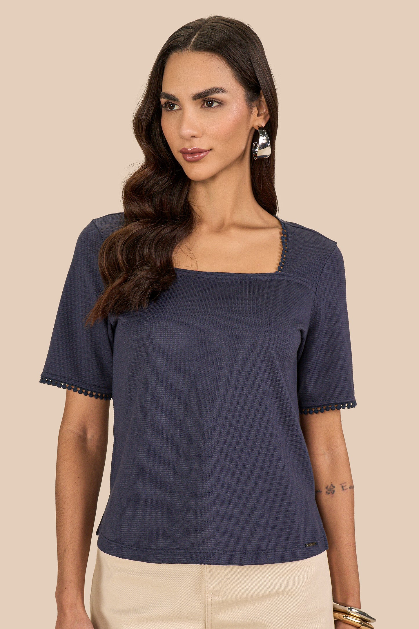 blusa malha manga curta decote quadrado com entremeio