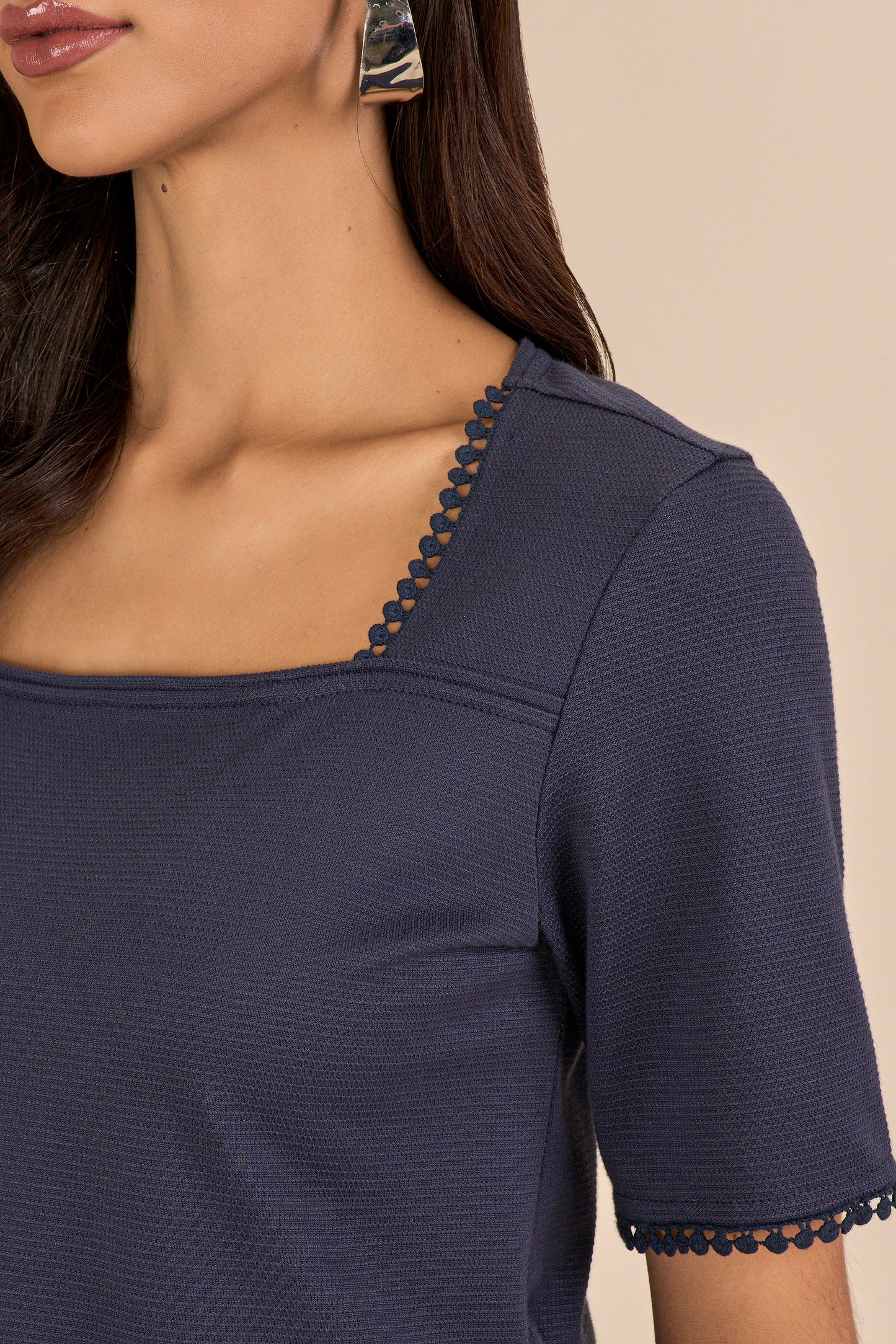 blusa malha manga curta decote quadrado com entremeio