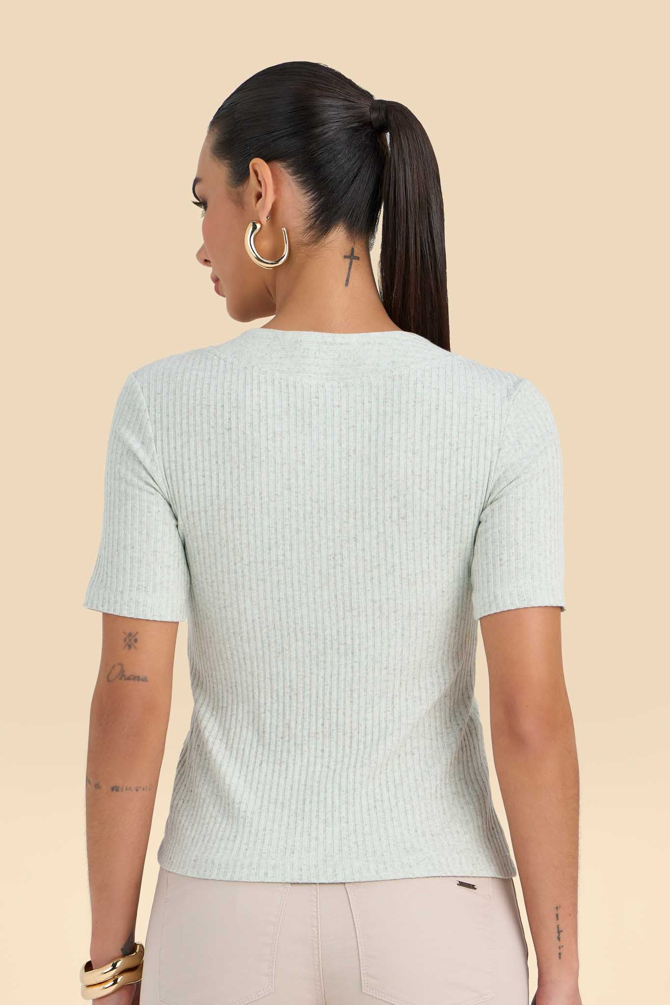 blusa malha canelada manga curta decote v