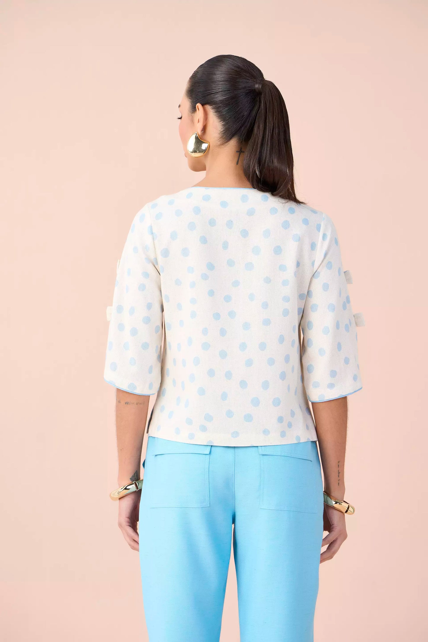 blusa viscose manga 3/4 com laços estampa poá
