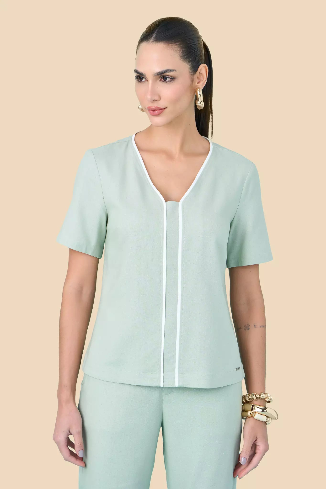 blusa viscose manga curta decote v com vivos