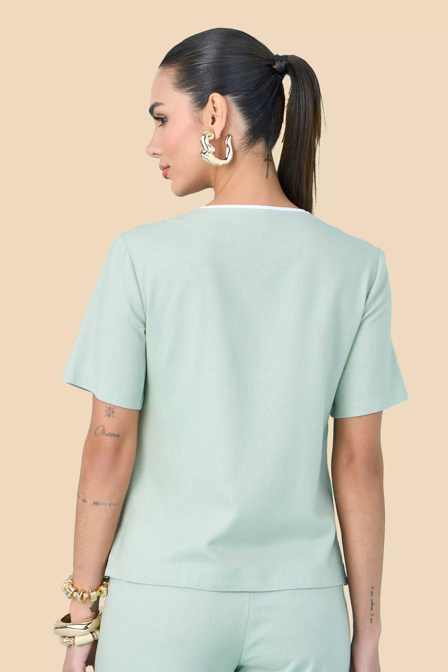blusa viscose manga curta decote v com vivos