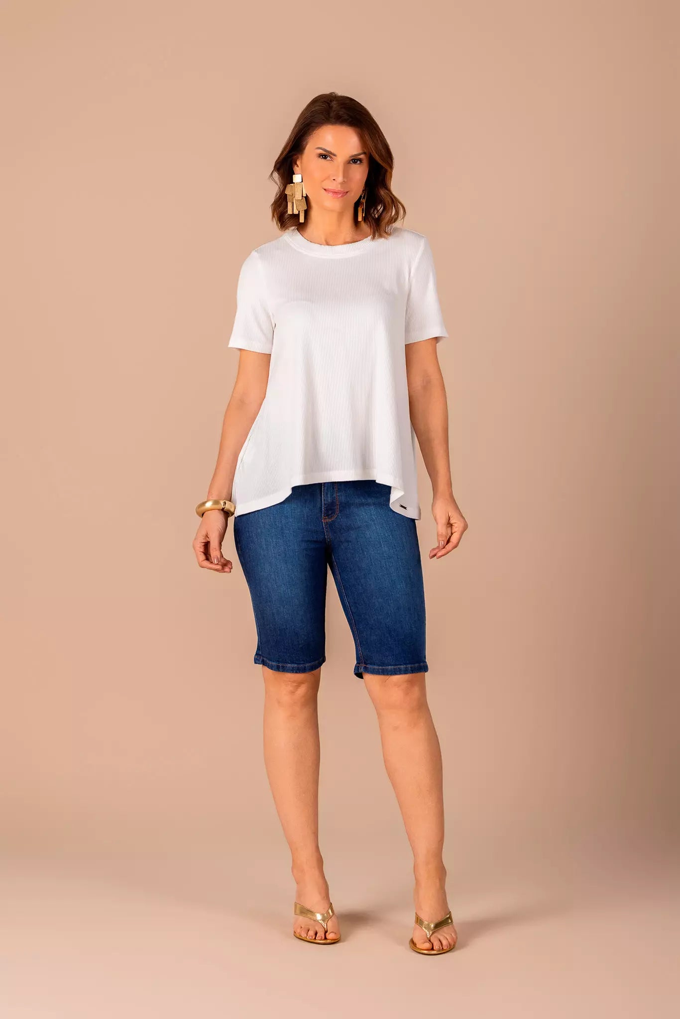 t-shirt malha canelada manga curta com assimetrias