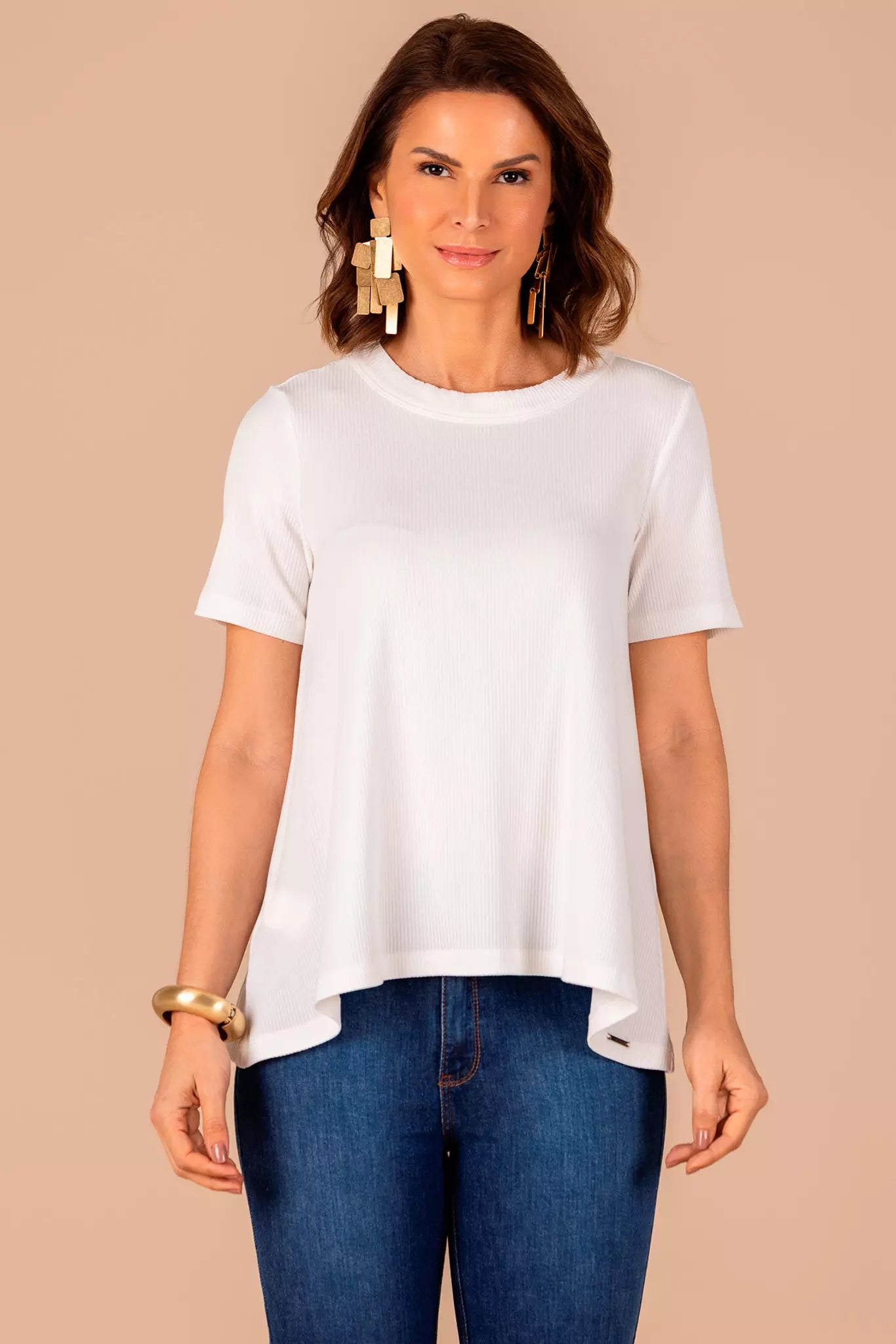 t-shirt malha canelada manga curta com assimetrias