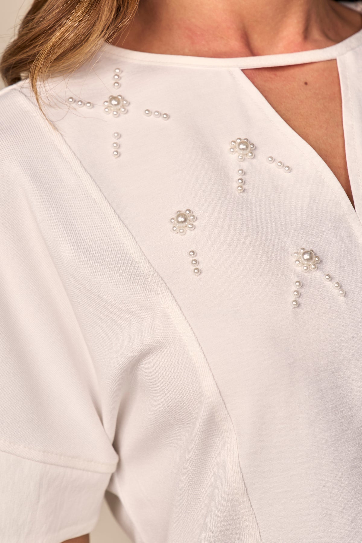 blusa malha manga curta com mix de tecidos e bordado