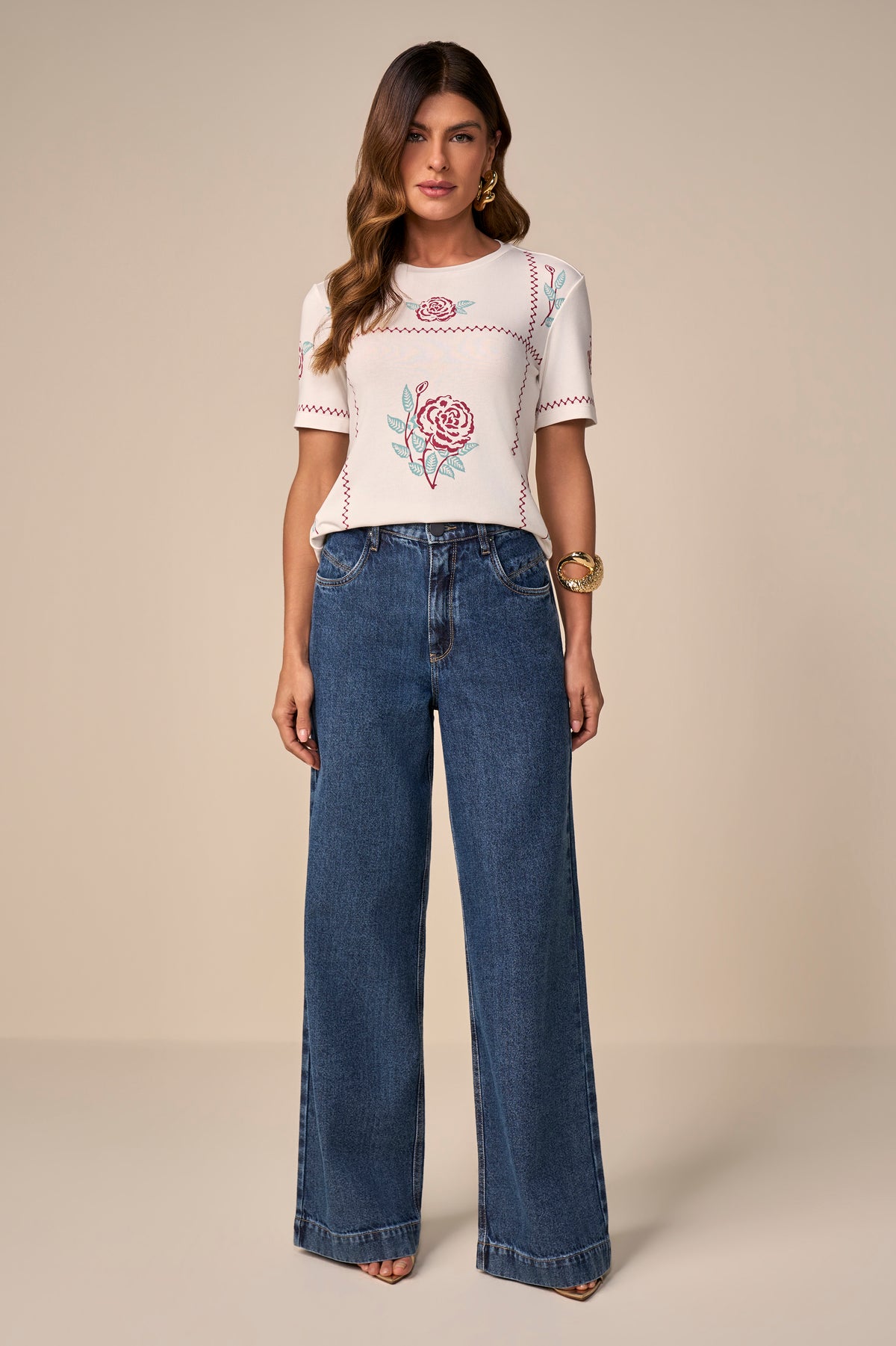 t-shirt malha manga curta com estampa rosas
