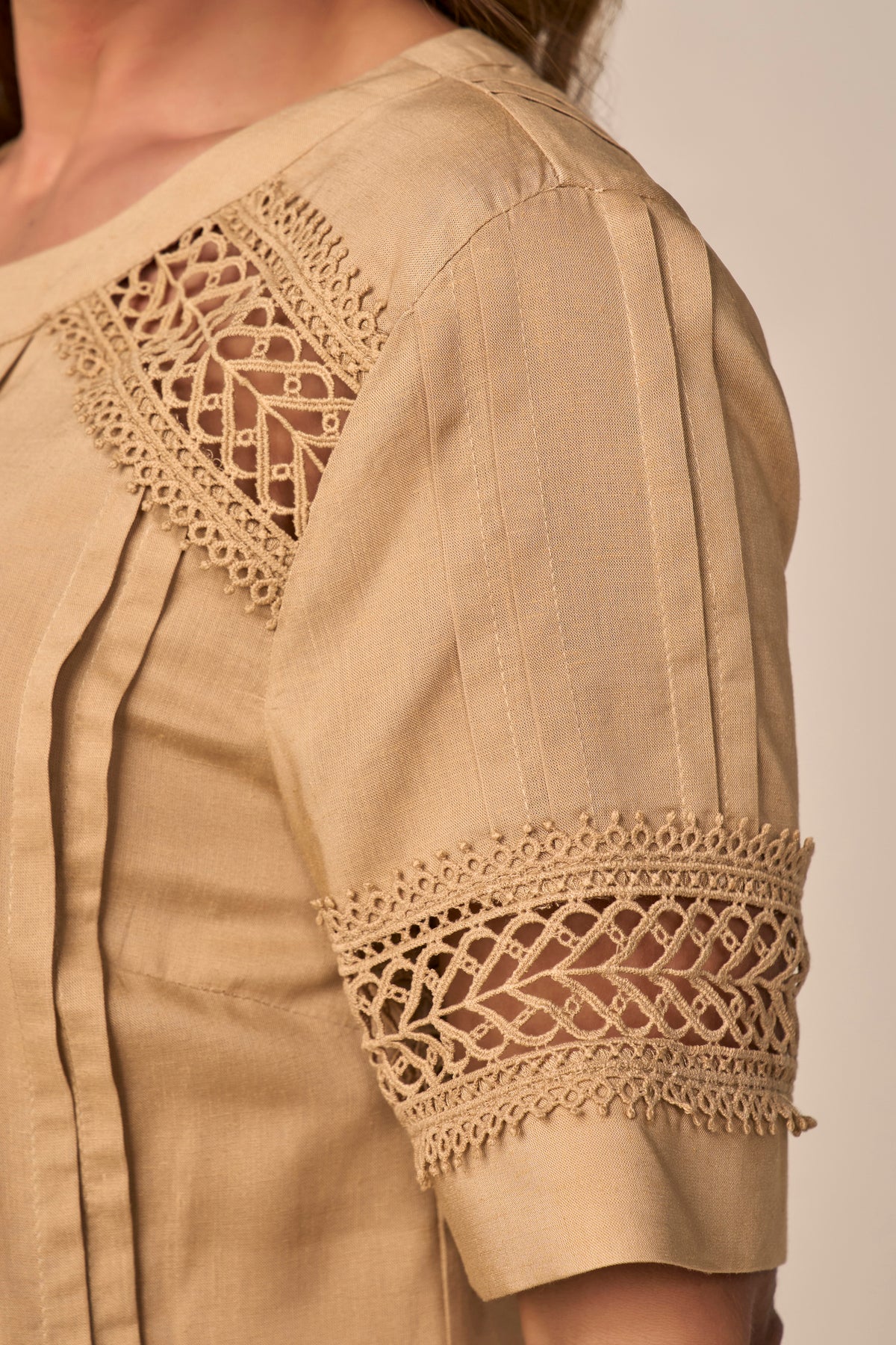 blusa viscose manga curta com detalhes em renda
