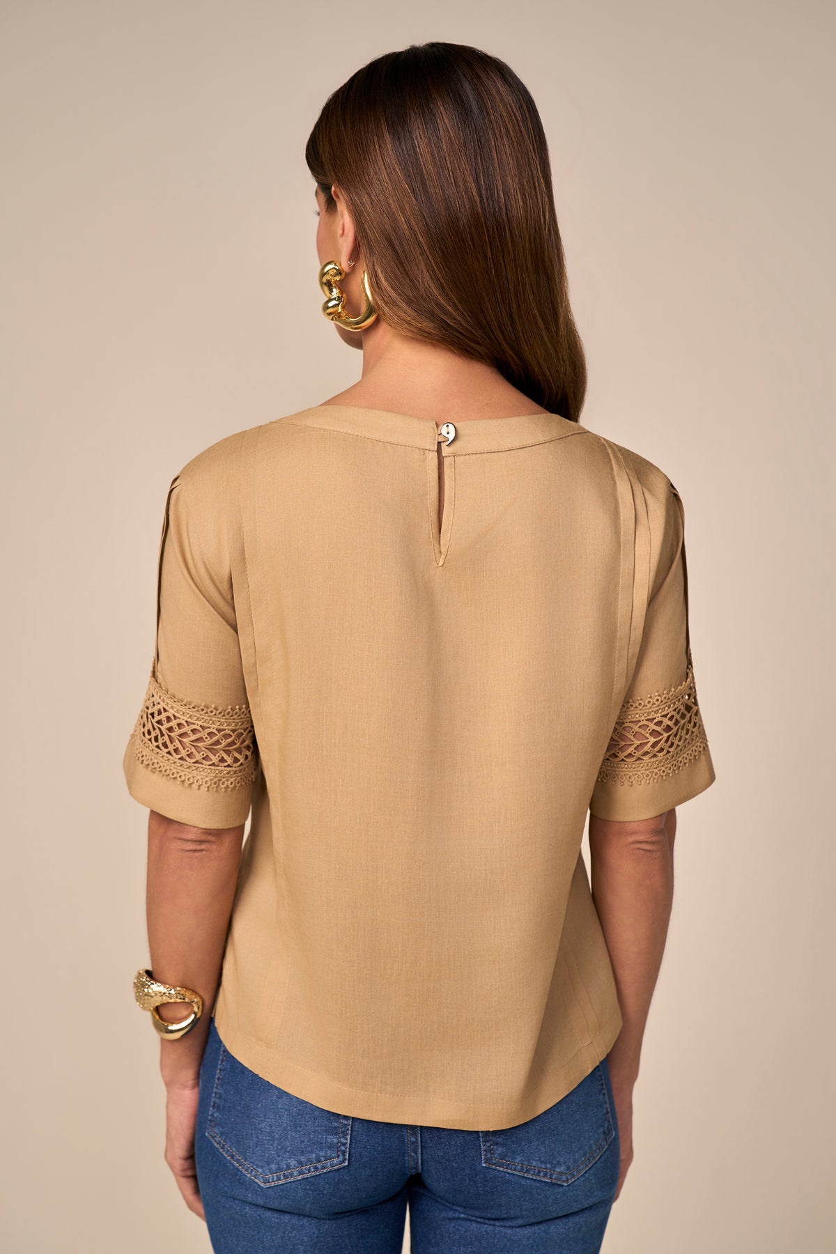 blusa viscose manga curta com detalhes em renda