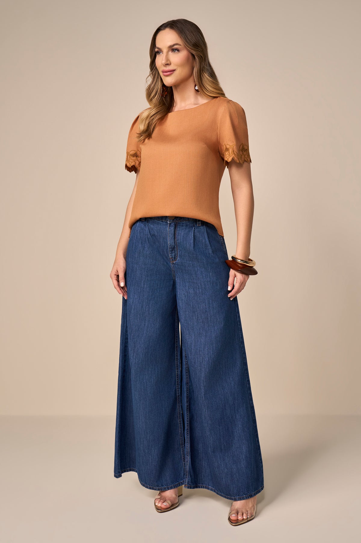 blusa viscose manga curta com bordado richelieu