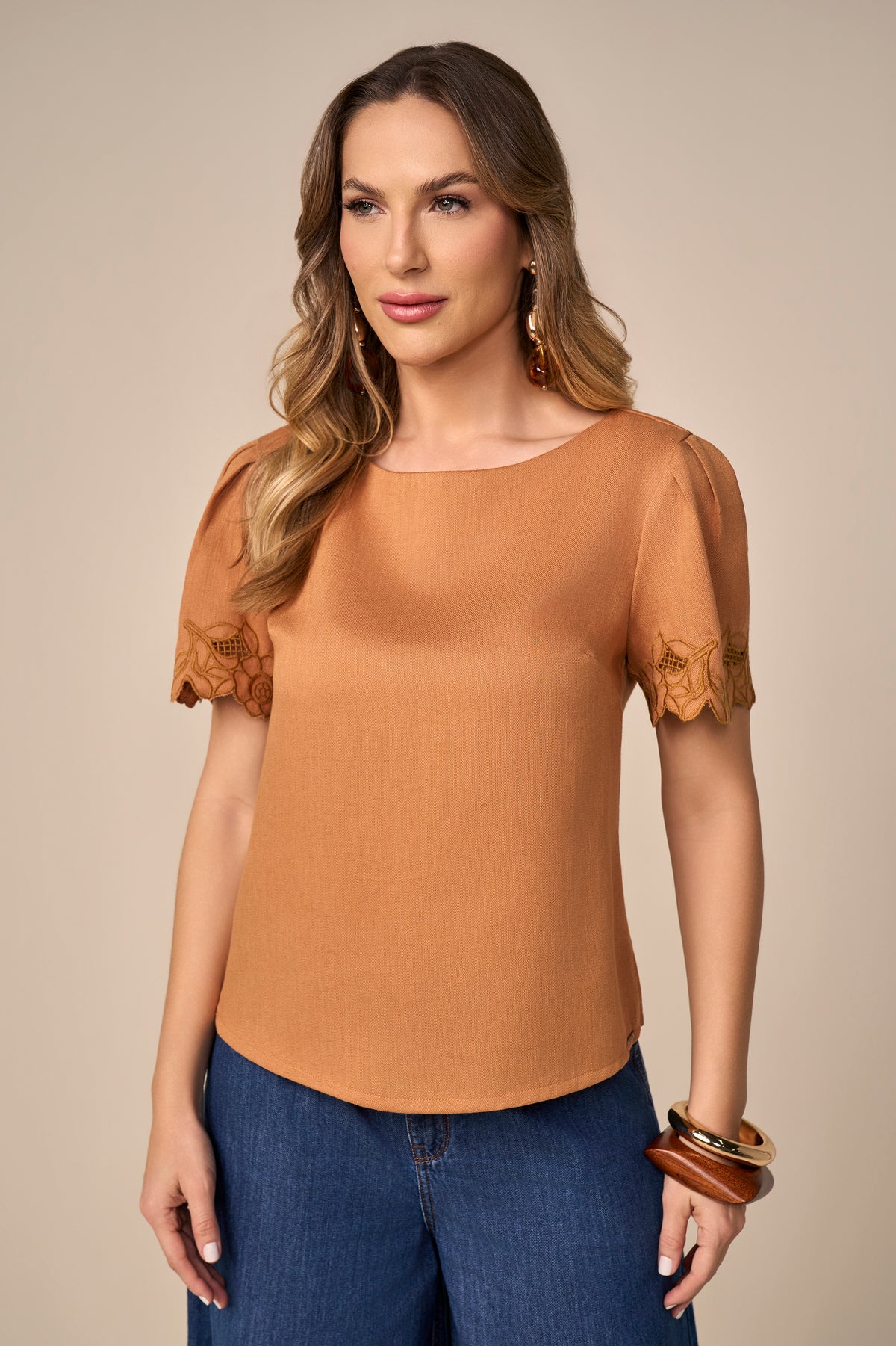 blusa viscose manga curta com bordado richelieu