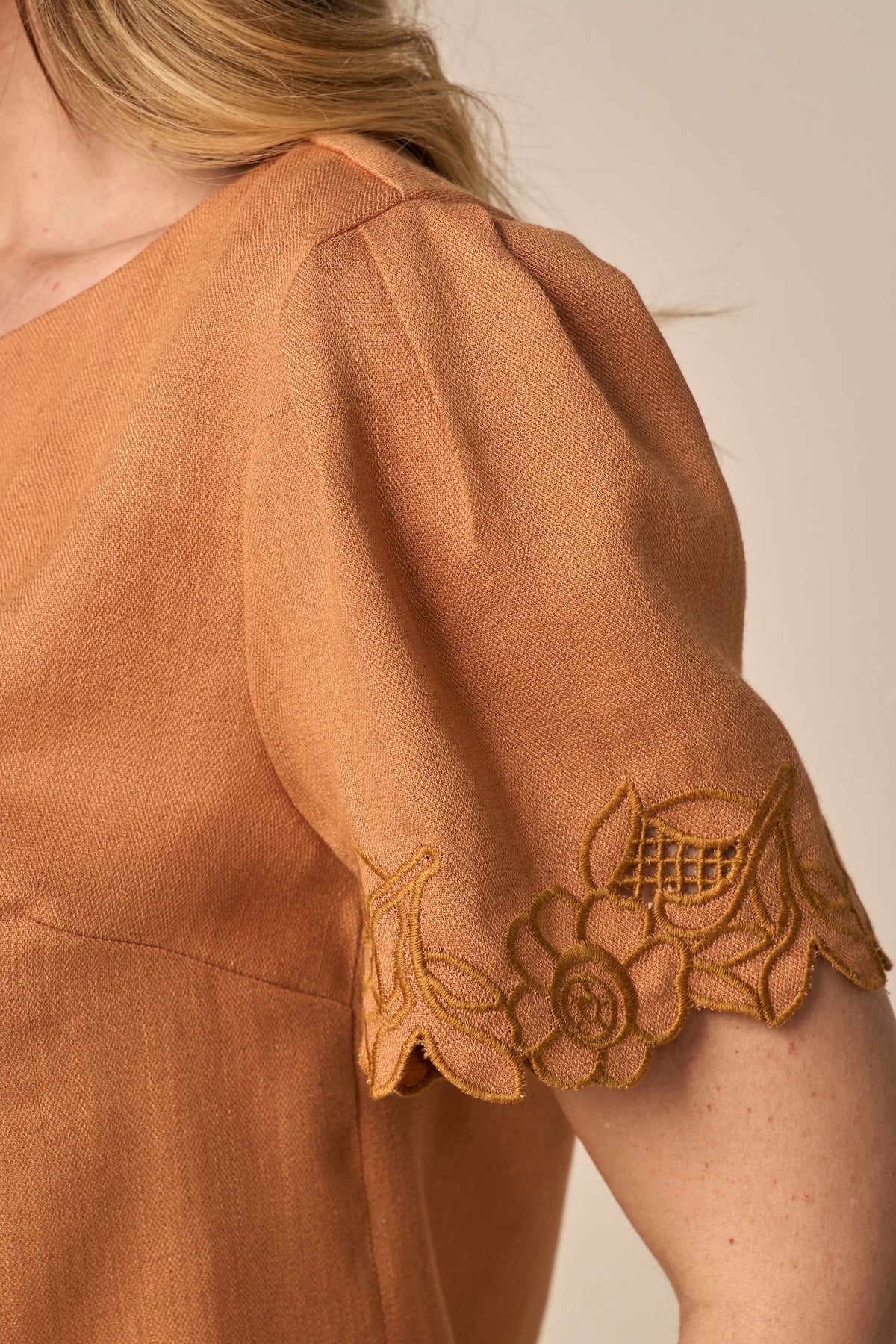 blusa viscose manga curta com bordado richelieu