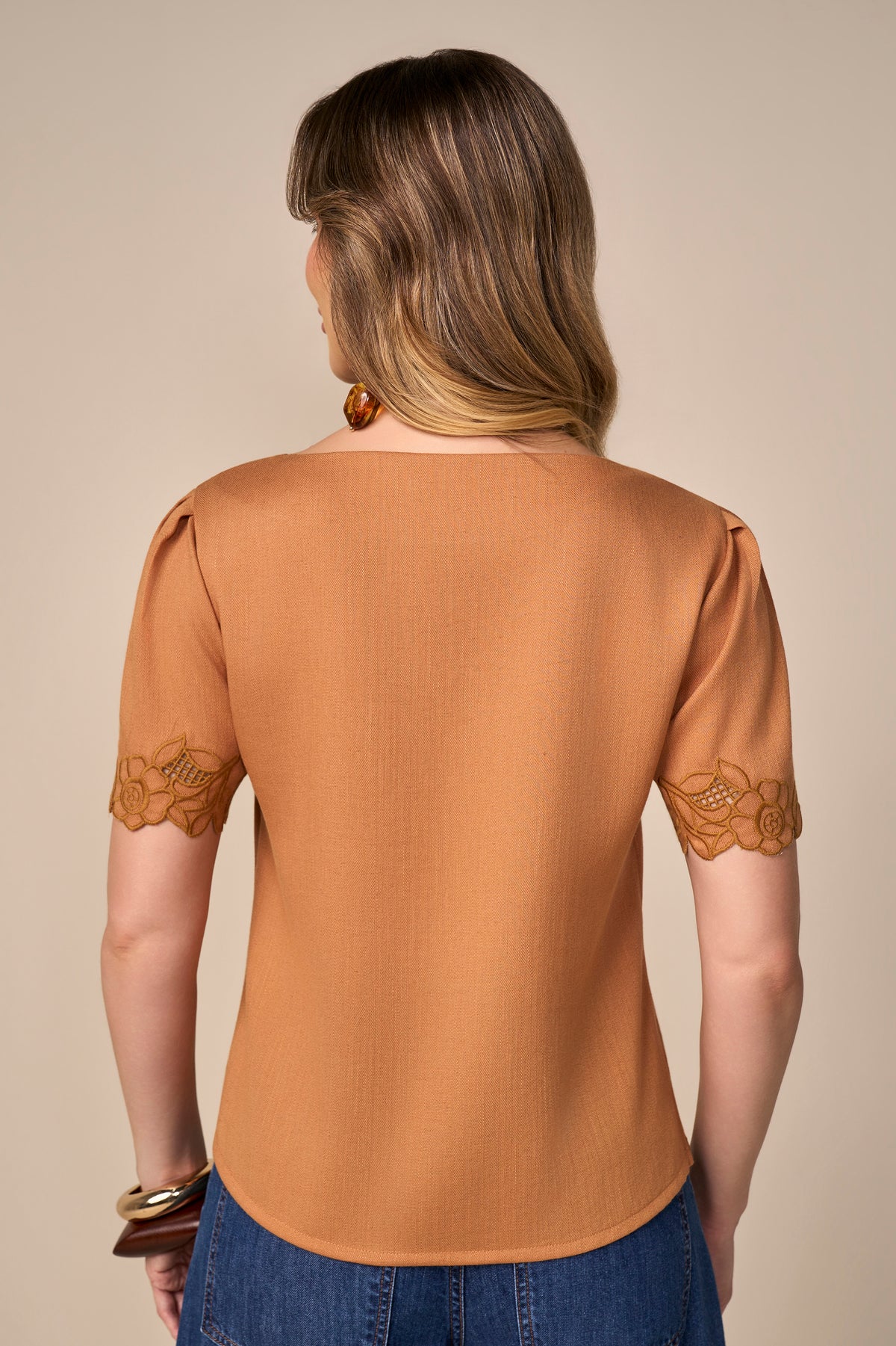 blusa viscose manga curta com bordado richelieu