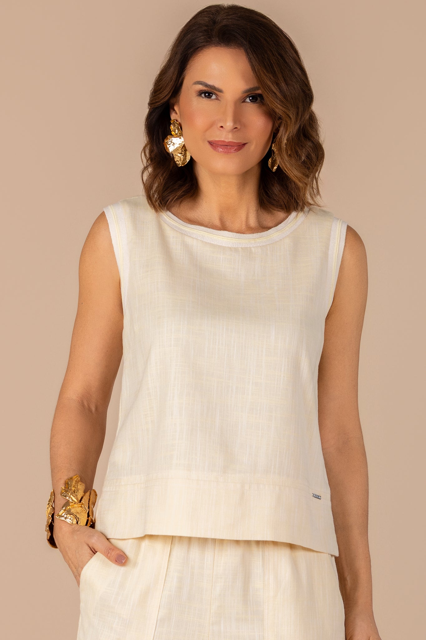 regata algodão alça larga com detalhe em pesponto e tricot