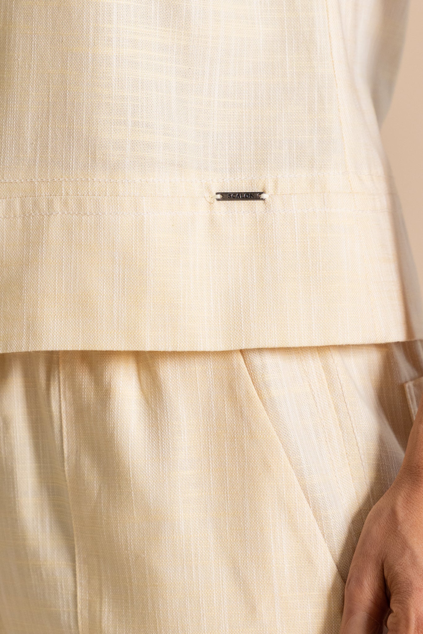 regata algodão alça larga com detalhe em pesponto e tricot