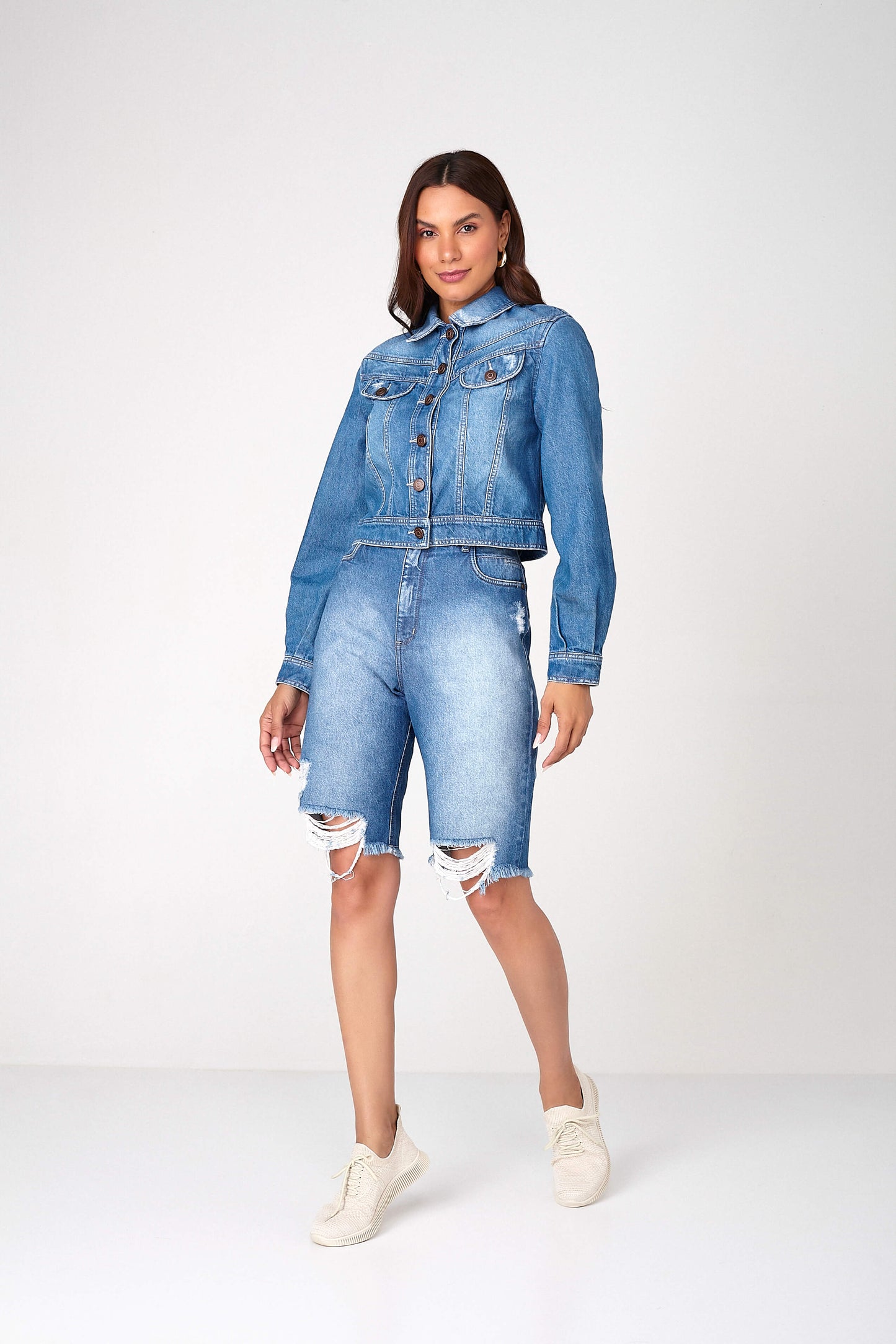 jaqueta jeans cropped com recortes