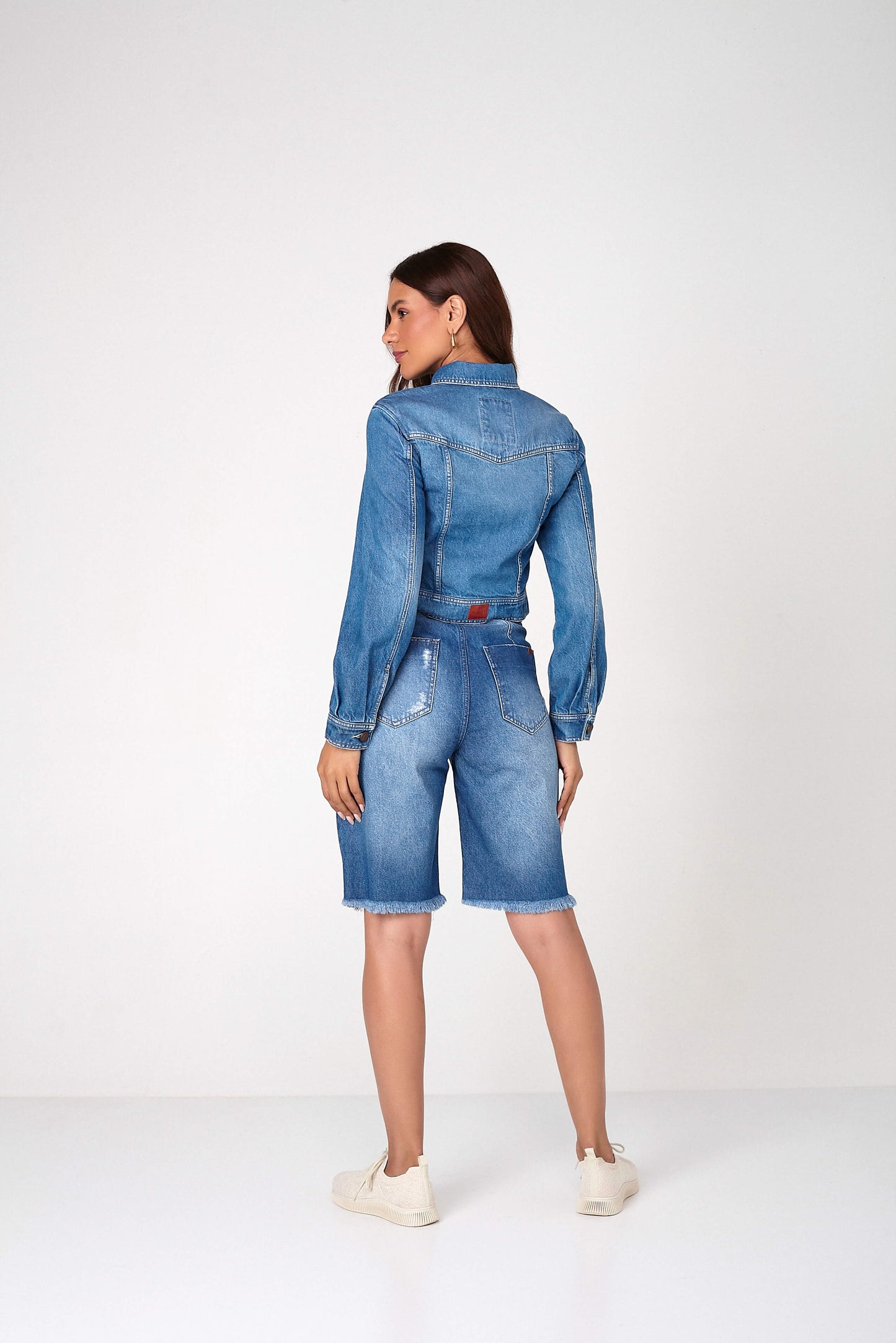 jaqueta jeans cropped com recortes
