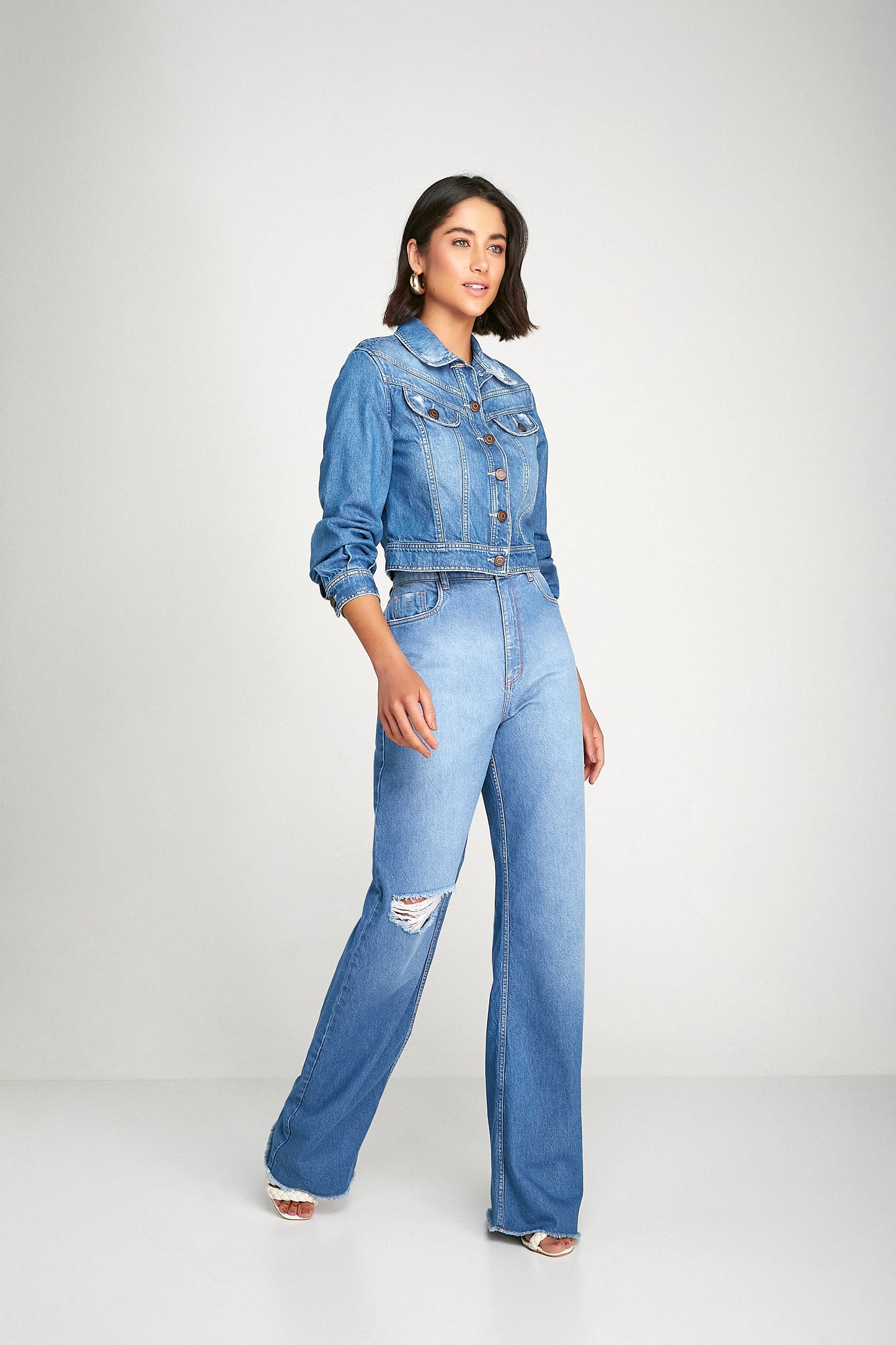 jaqueta jeans cropped com recortes