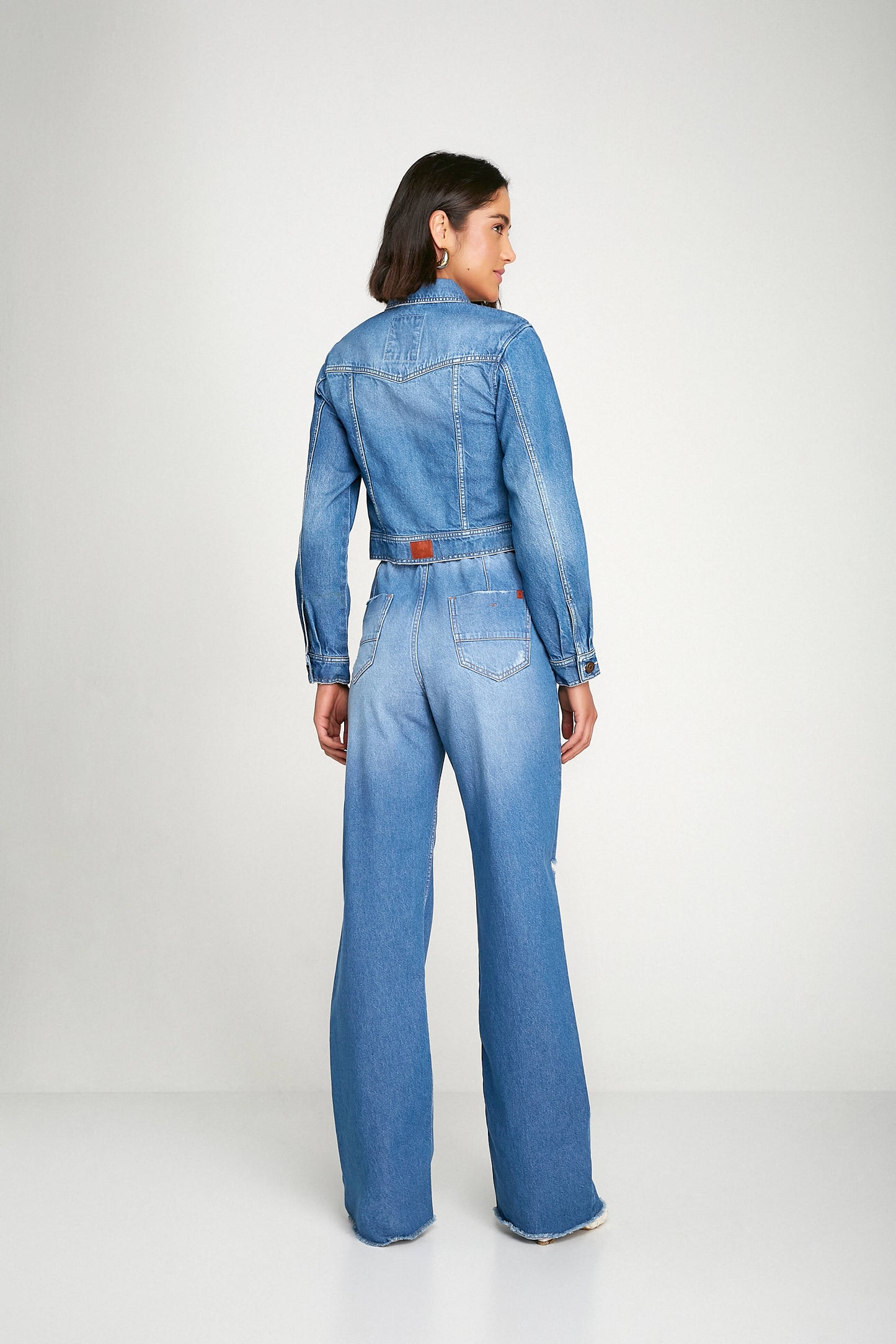 jaqueta jeans cropped com recortes