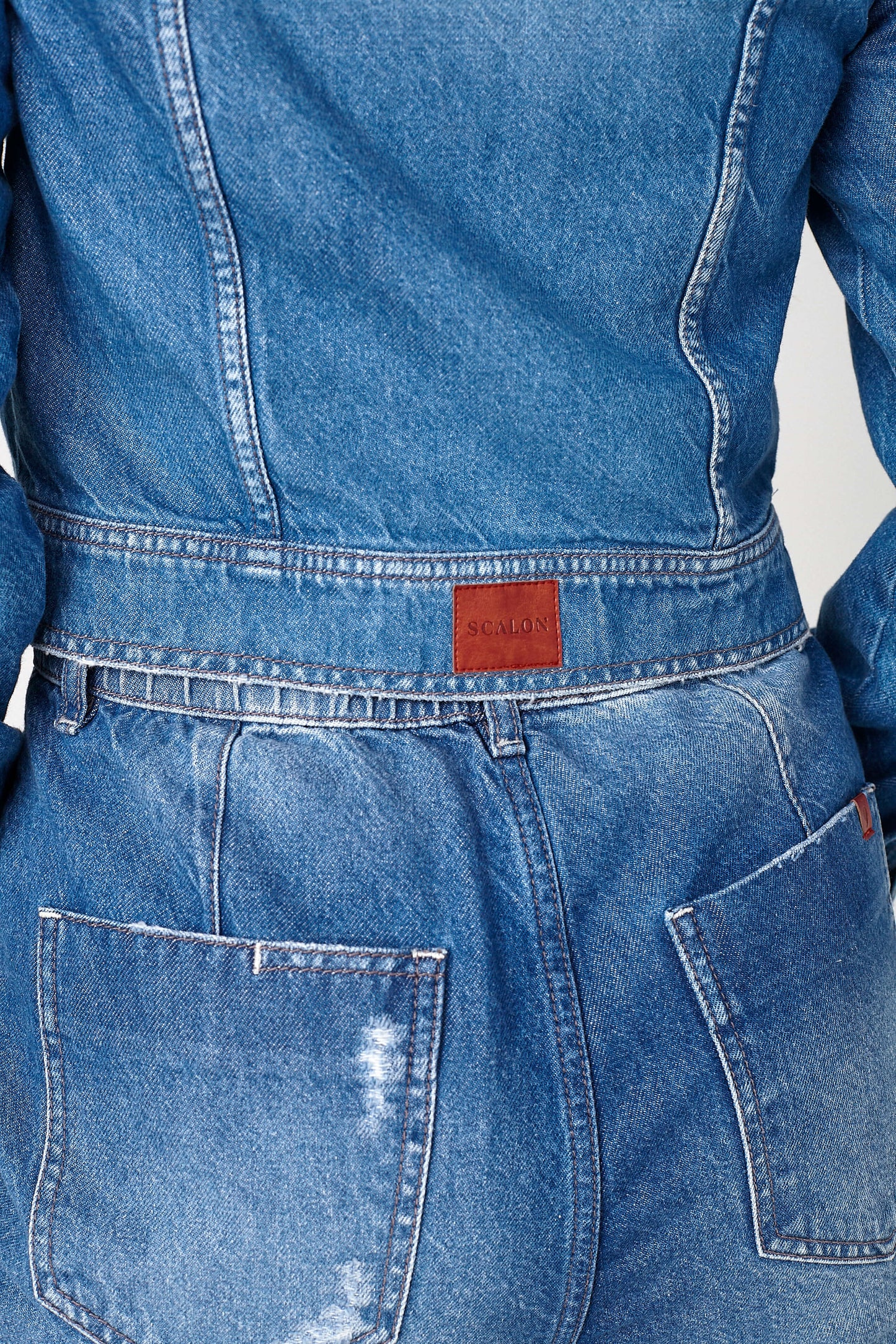 jaqueta jeans cropped com recortes