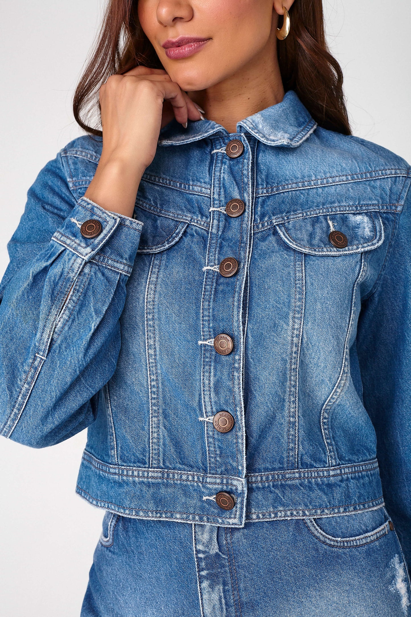 jaqueta jeans cropped com recortes