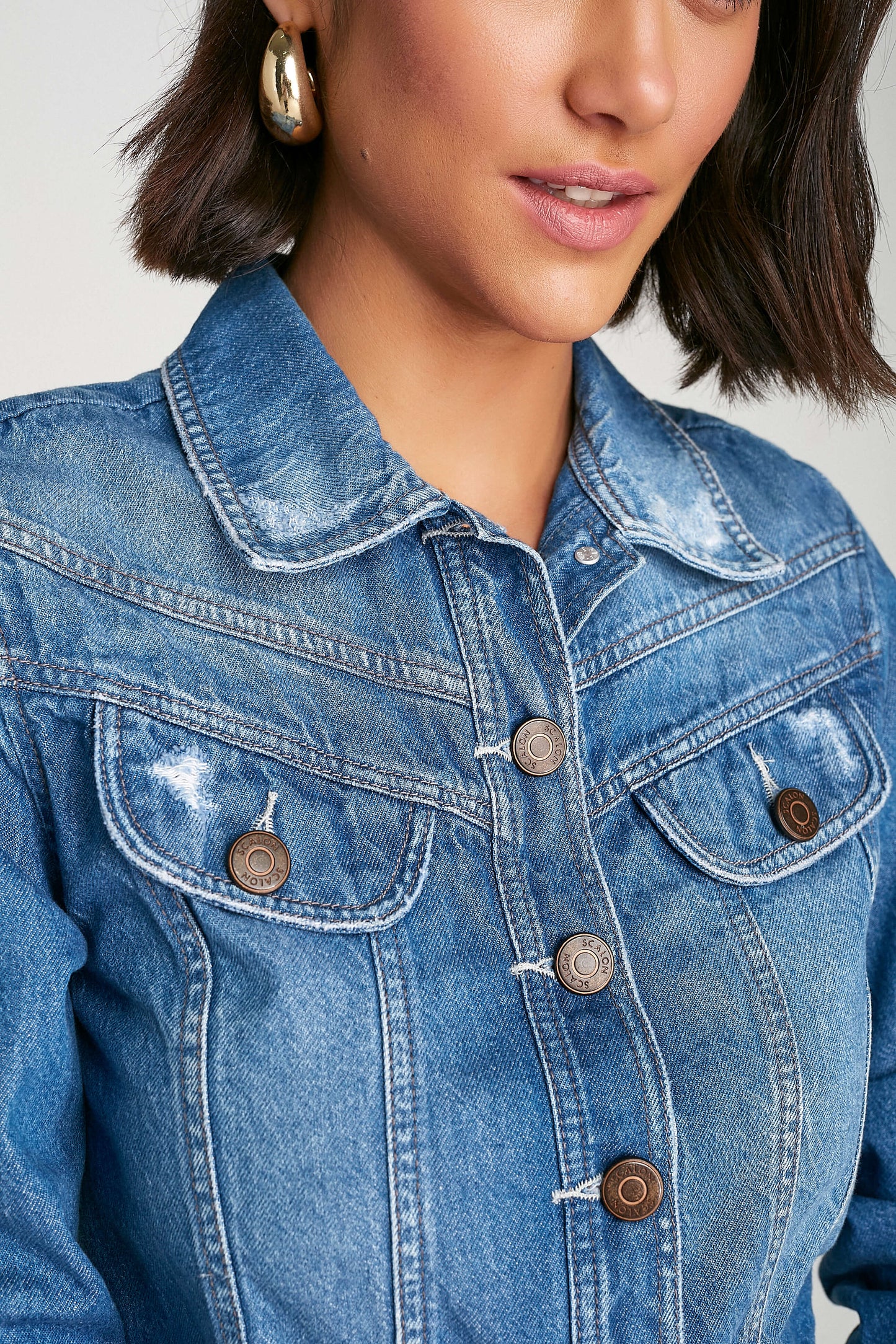 jaqueta jeans cropped com recortes