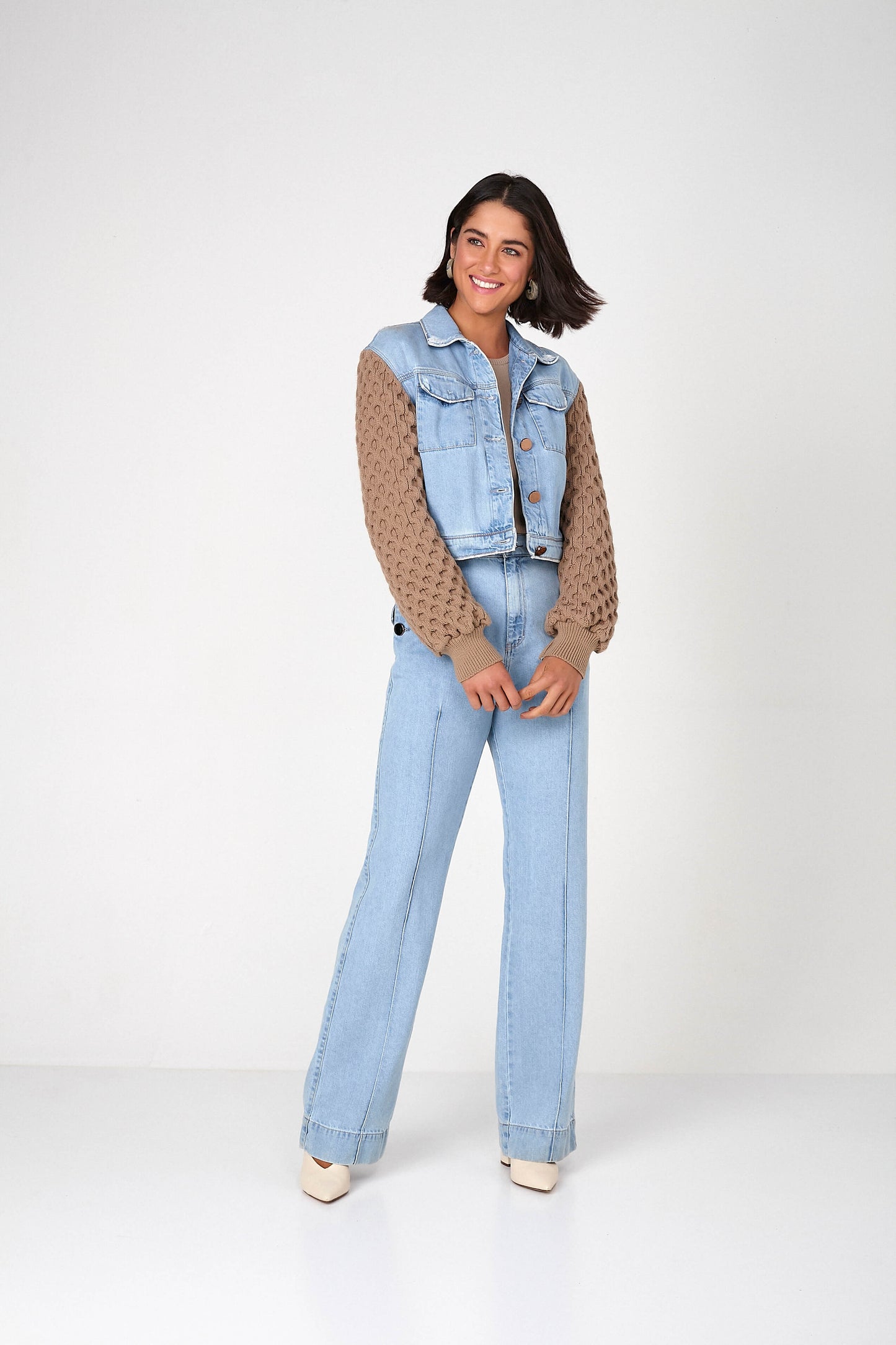 jaqueta jeans cropped com manga de tricot