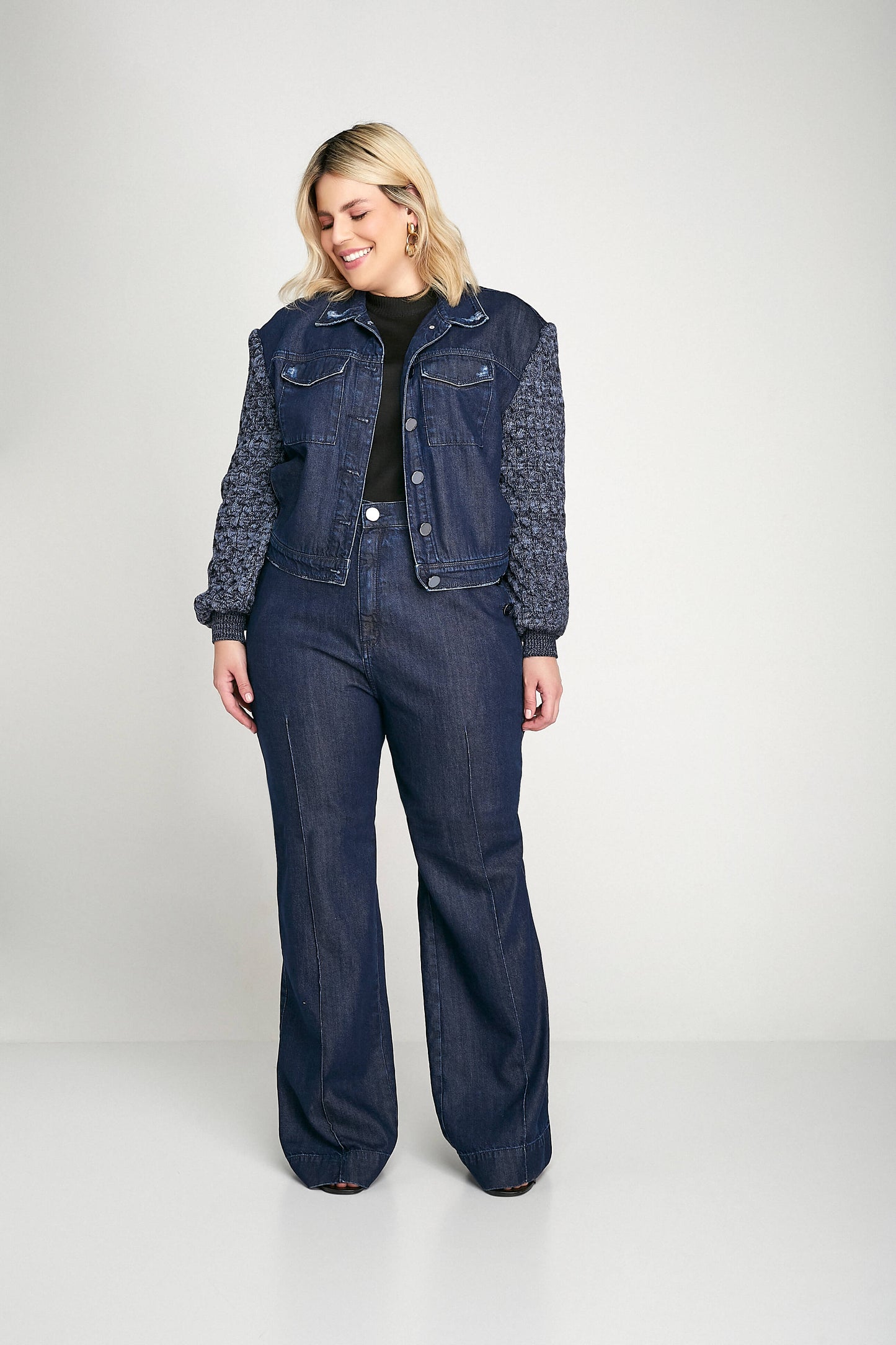 jaqueta jeans cropped com manga de tricot