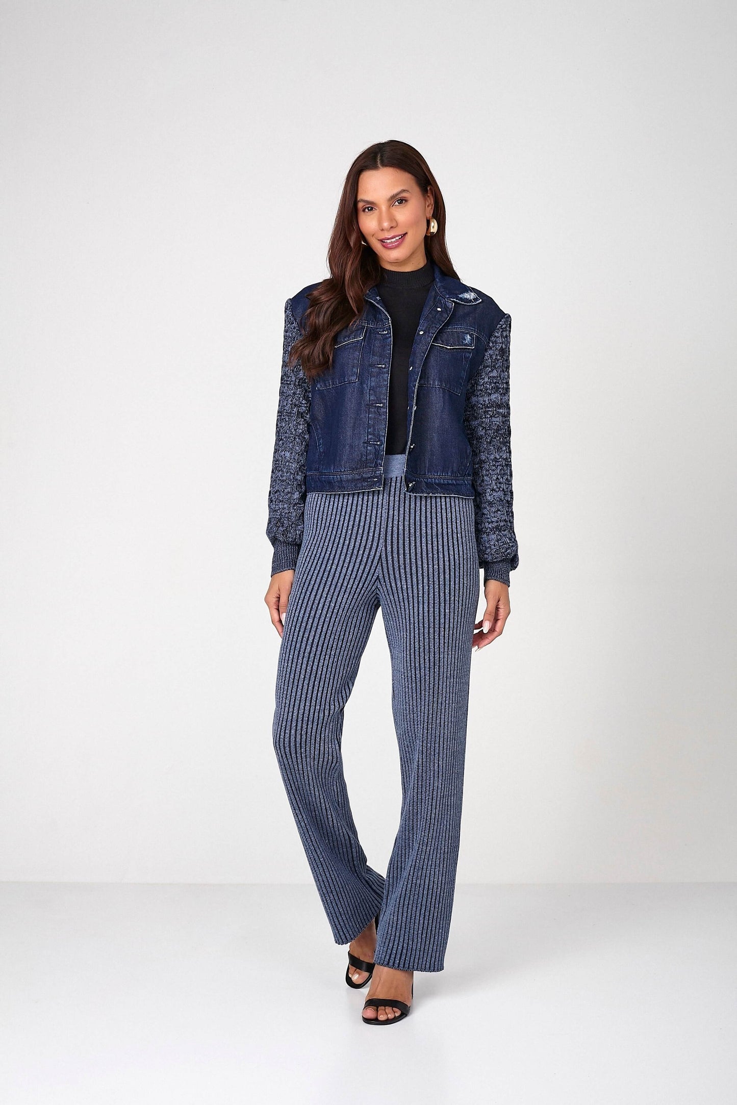 jaqueta jeans cropped com manga de tricot