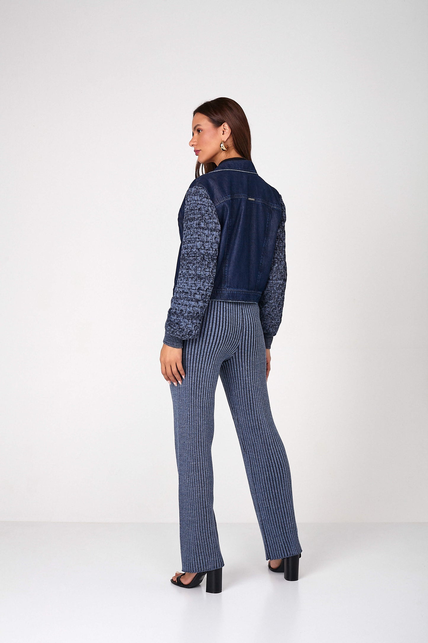 jaqueta jeans cropped com manga de tricot