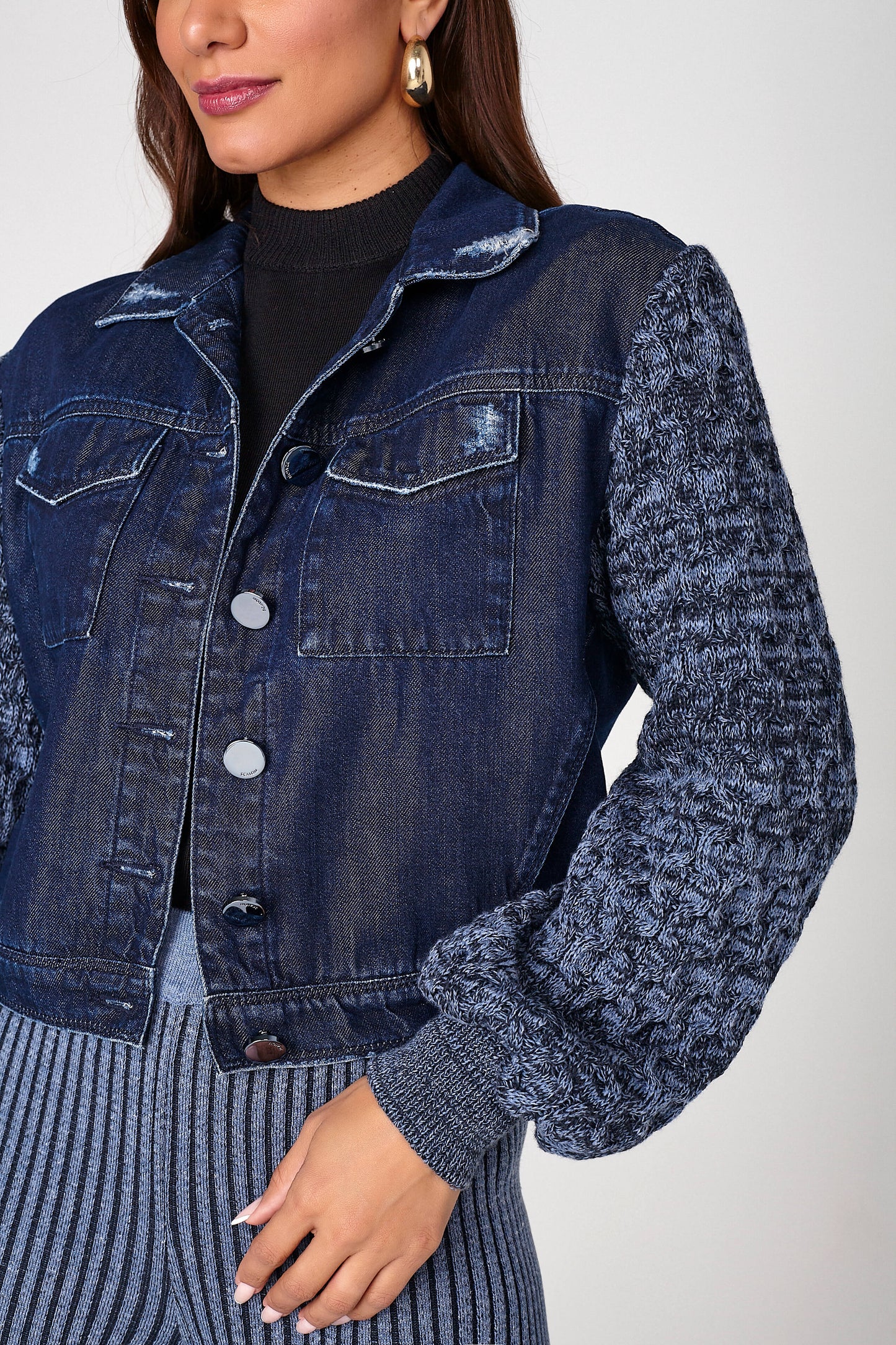 jaqueta jeans cropped com manga de tricot