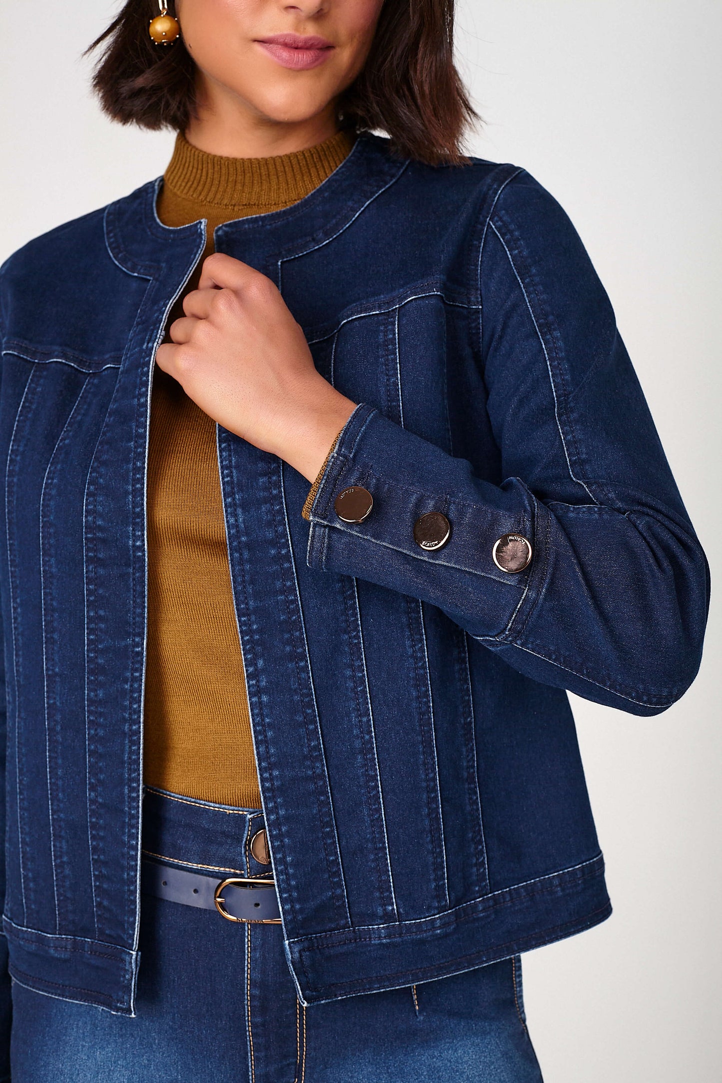 casaco jeans manga longa com detalhe no punho