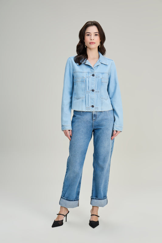 jaqueta jeans manga longa com pregas e bolsos sobrepostos