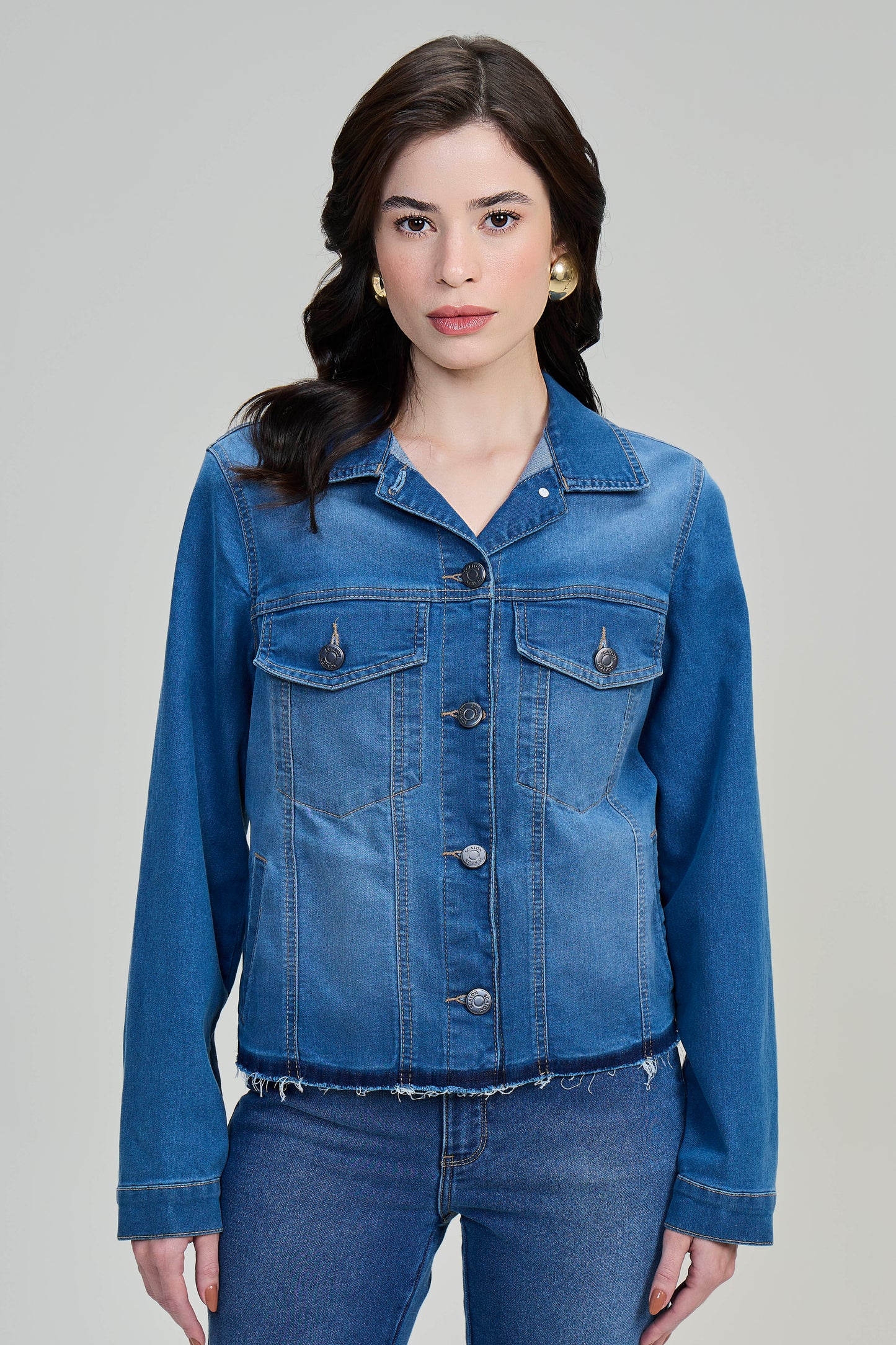 jaqueta jeans manga longa com barra desmanchada