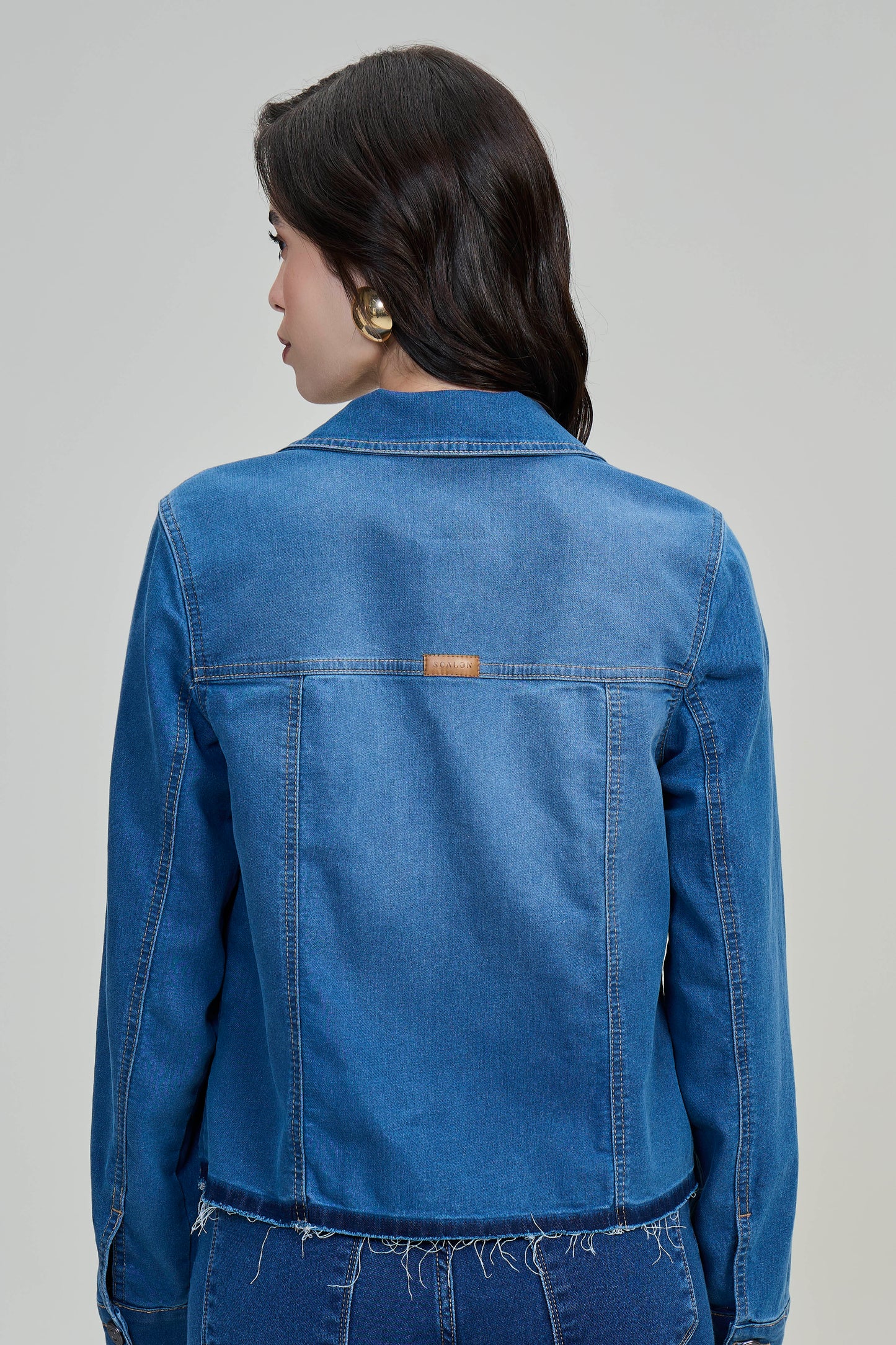 jaqueta jeans manga longa com barra desmanchada