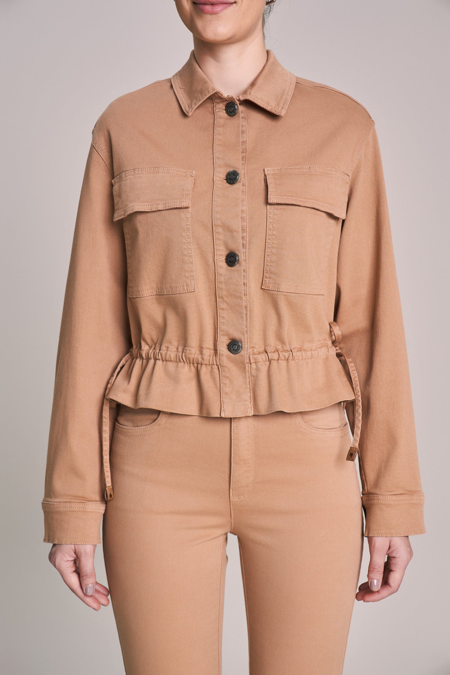 jaqueta sarja manga longa com detalhes amarração