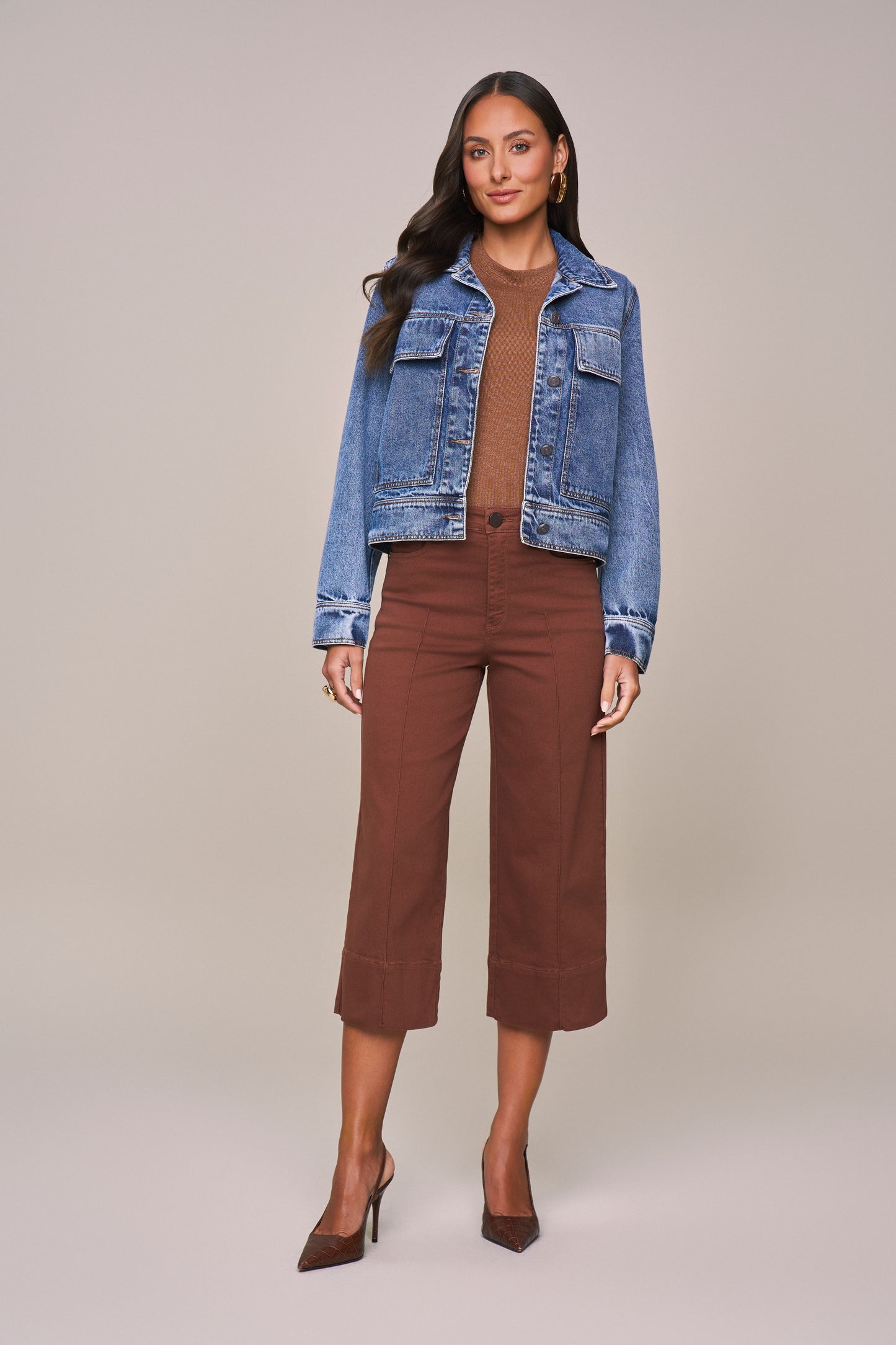 jaqueta jeans cropped manga longa com lapelas assimétricas