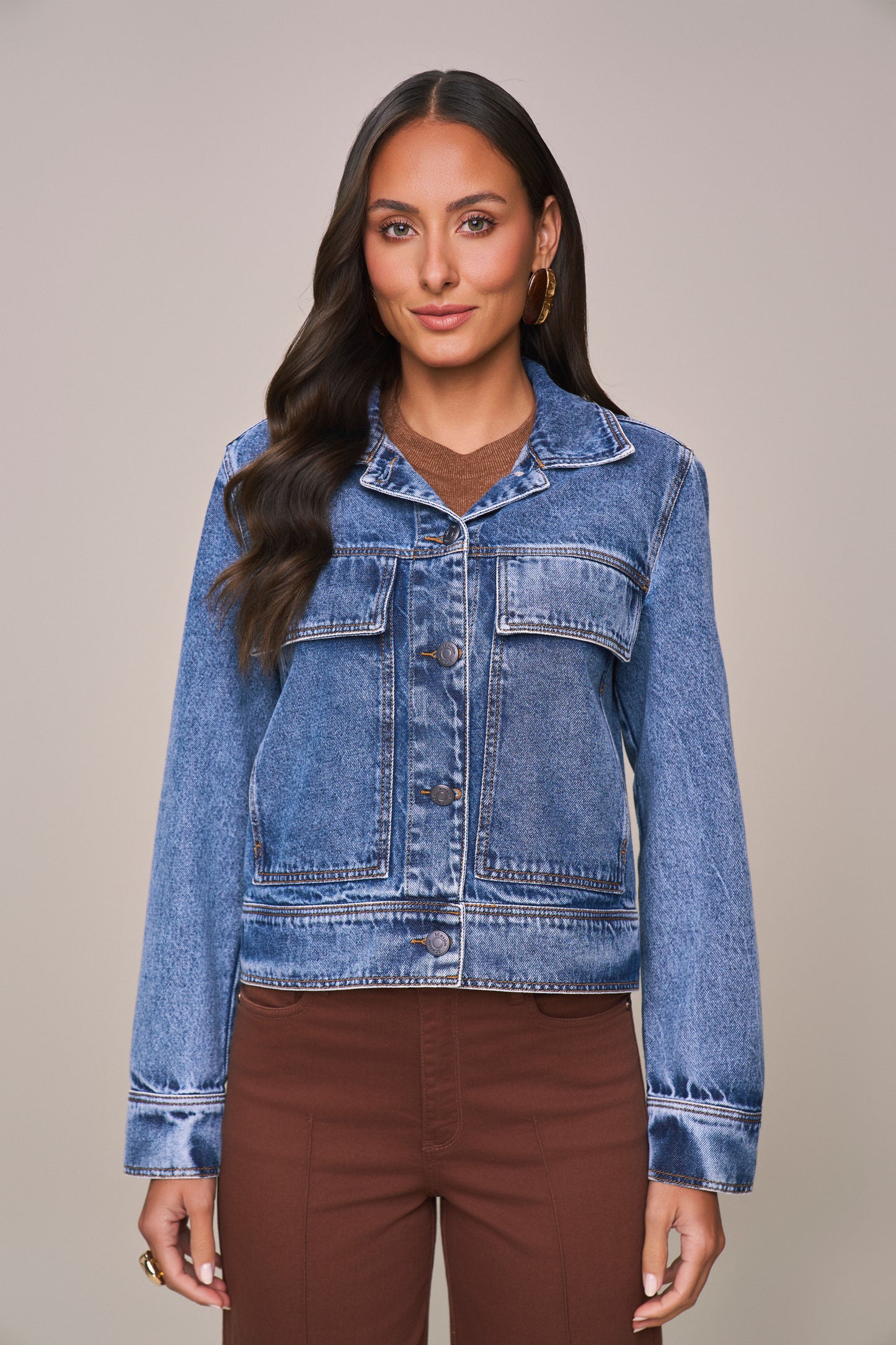 jaqueta jeans cropped manga longa com lapelas assimétricas