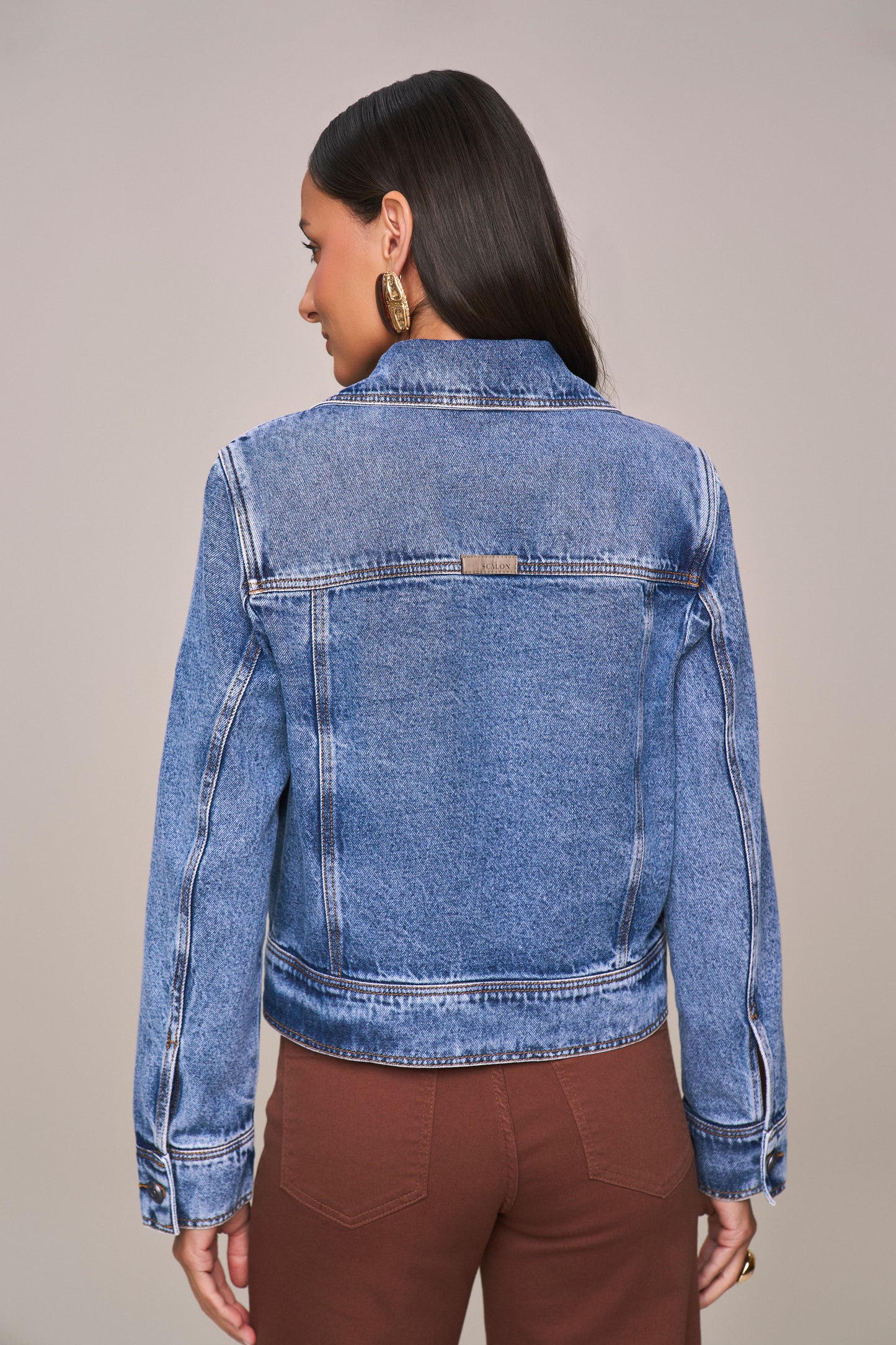 jaqueta jeans cropped manga longa com lapelas assimétricas