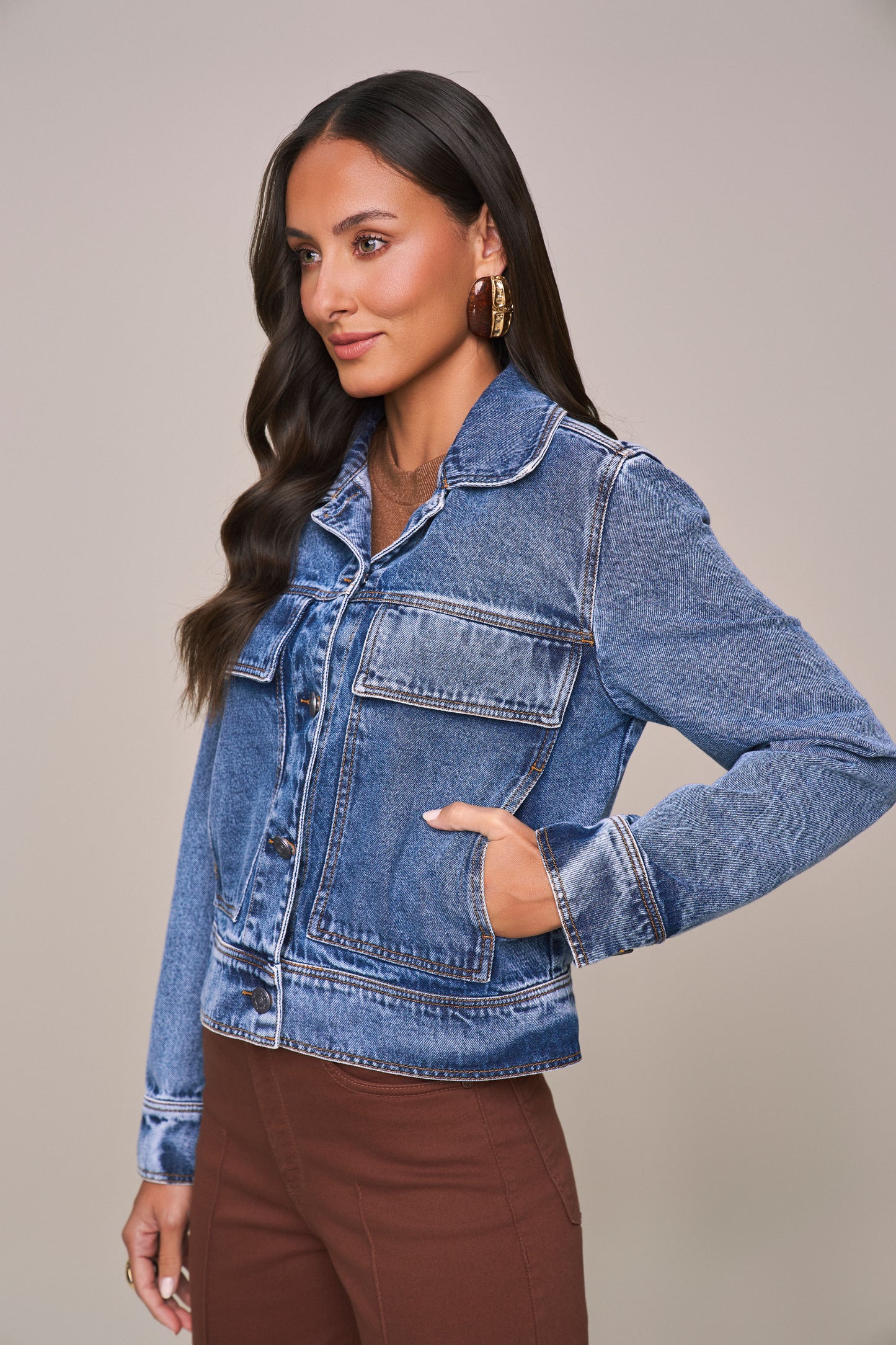 jaqueta jeans cropped manga longa com lapelas assimétricas