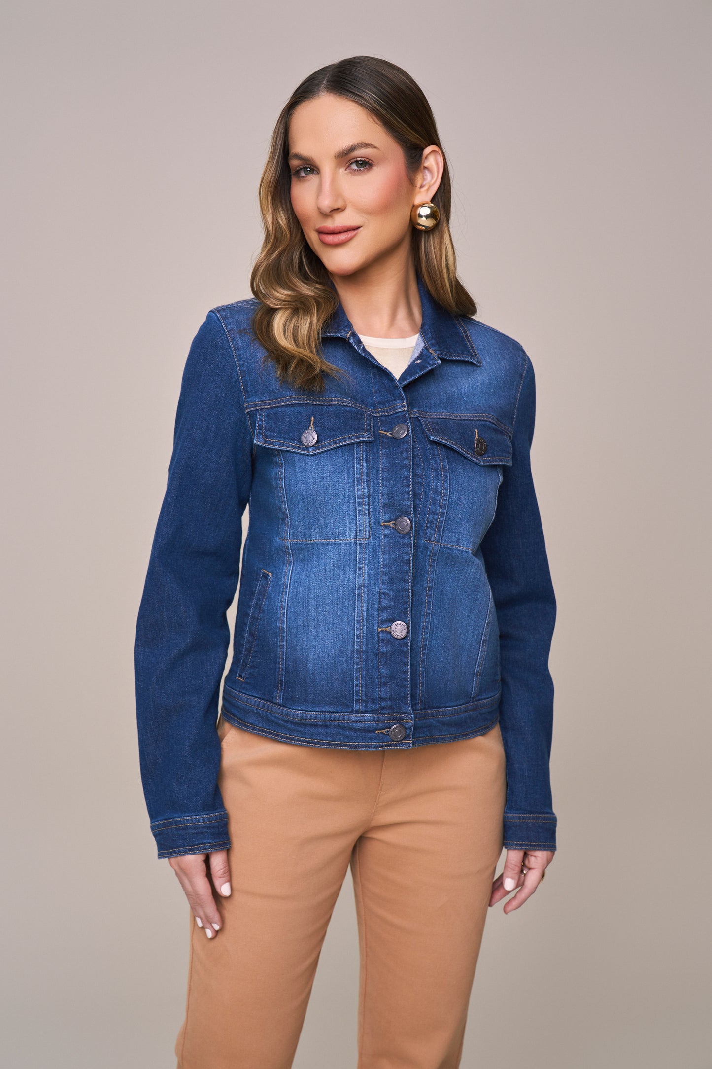 jaqueta jeans manga longa com bolsos embutidos