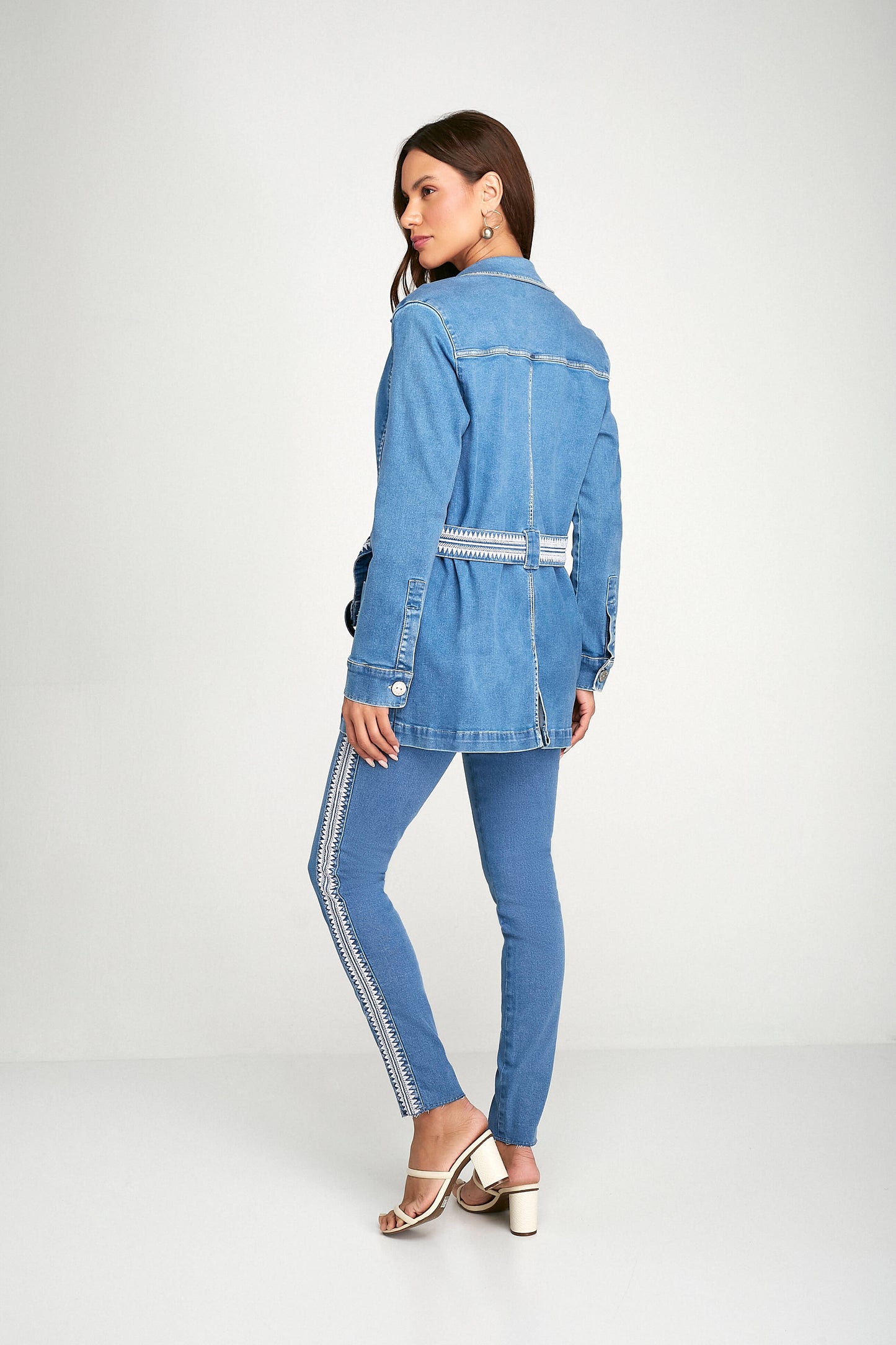 parka jeans manga longa com cinto bordado