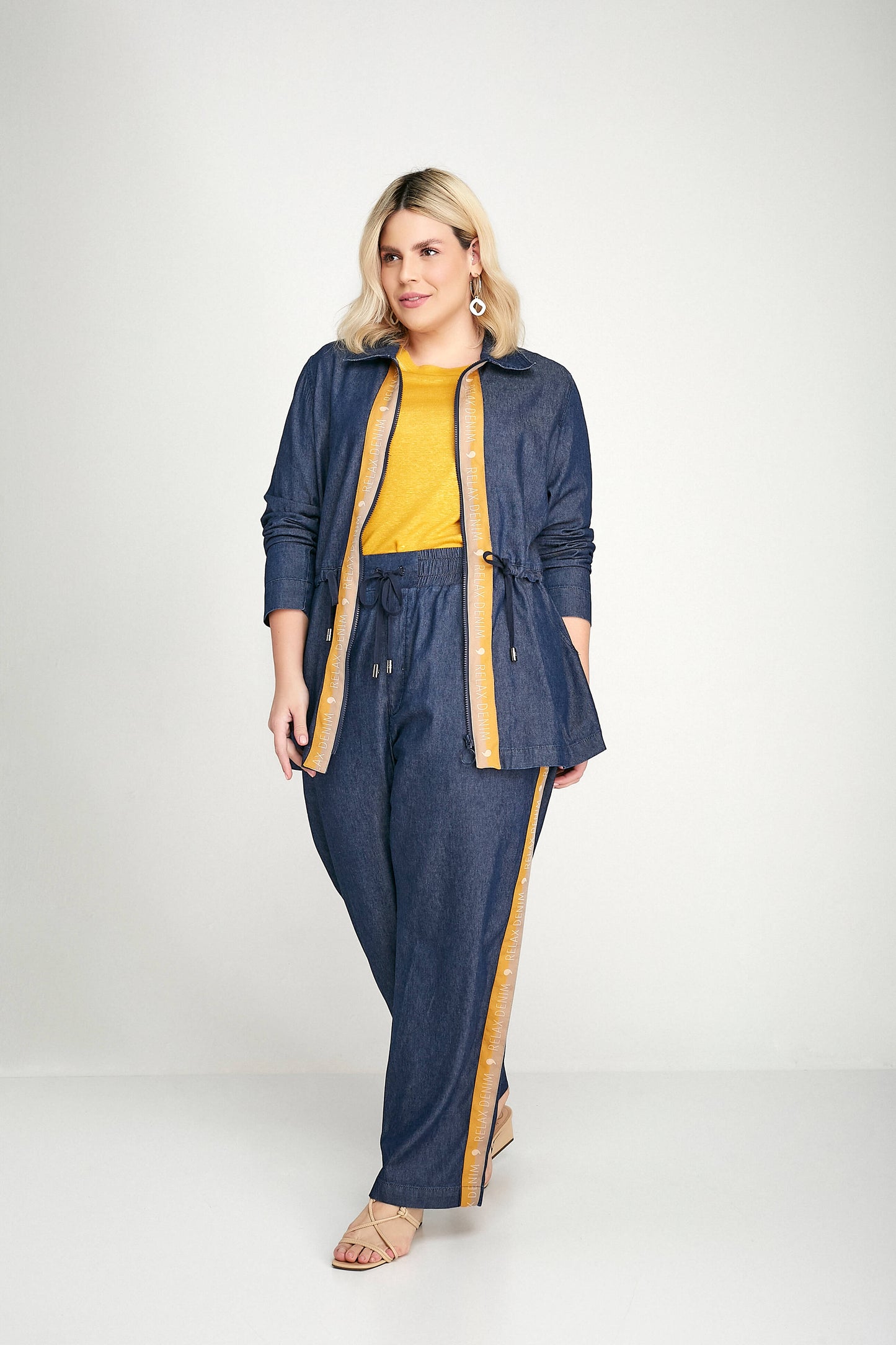 parka jeans manga longa com detalhe de galão