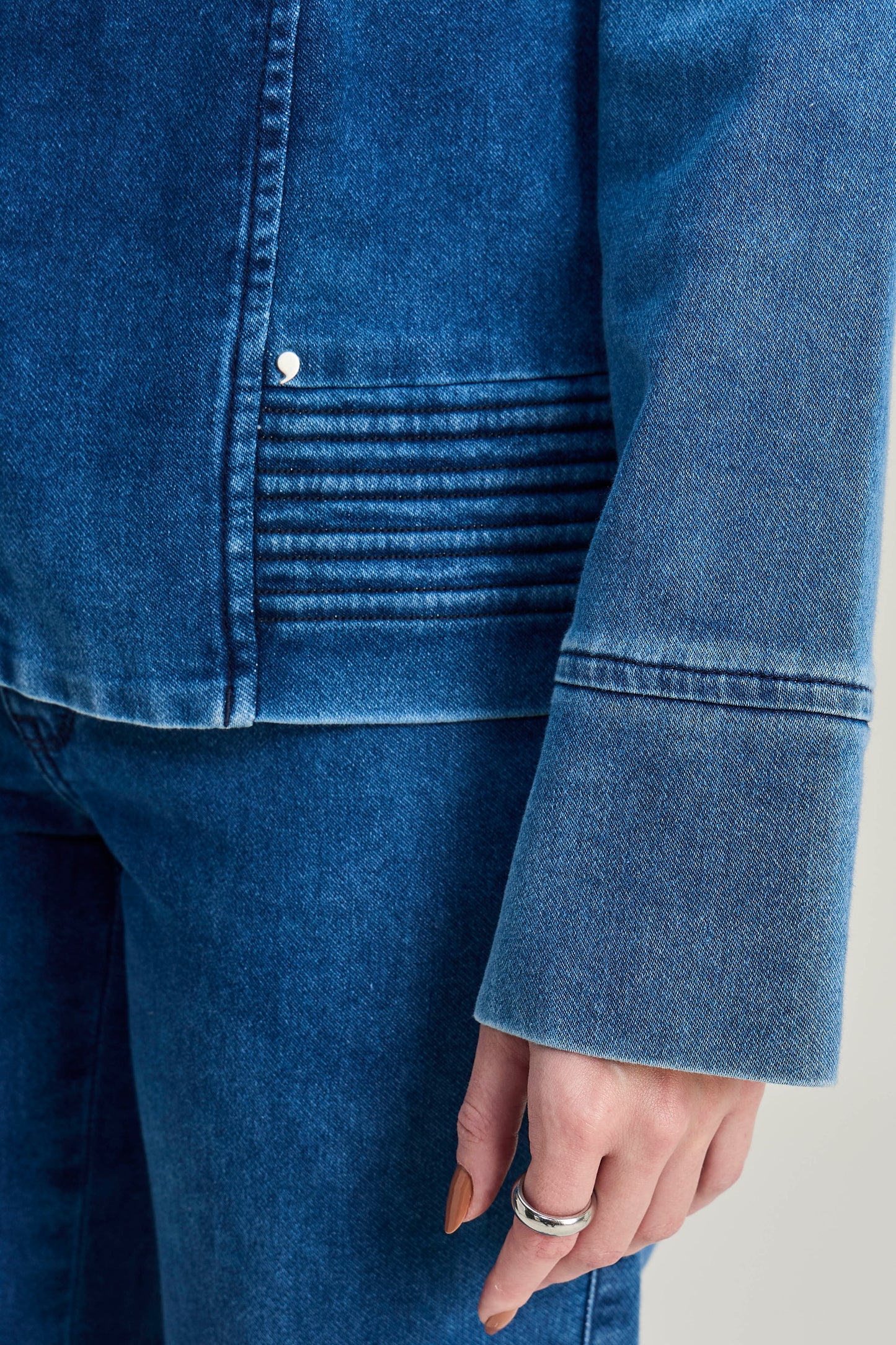 casaco jeans malha manga longa com bordado