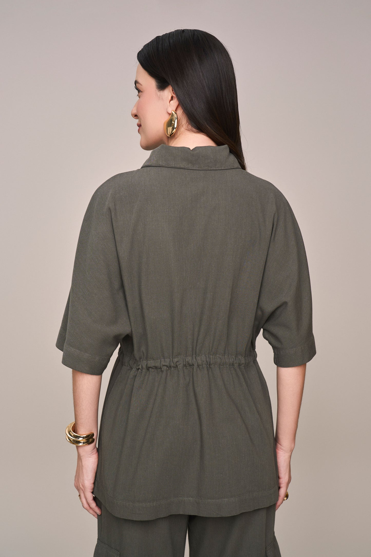 parka sarja manga curta com bolsos sobrepostos