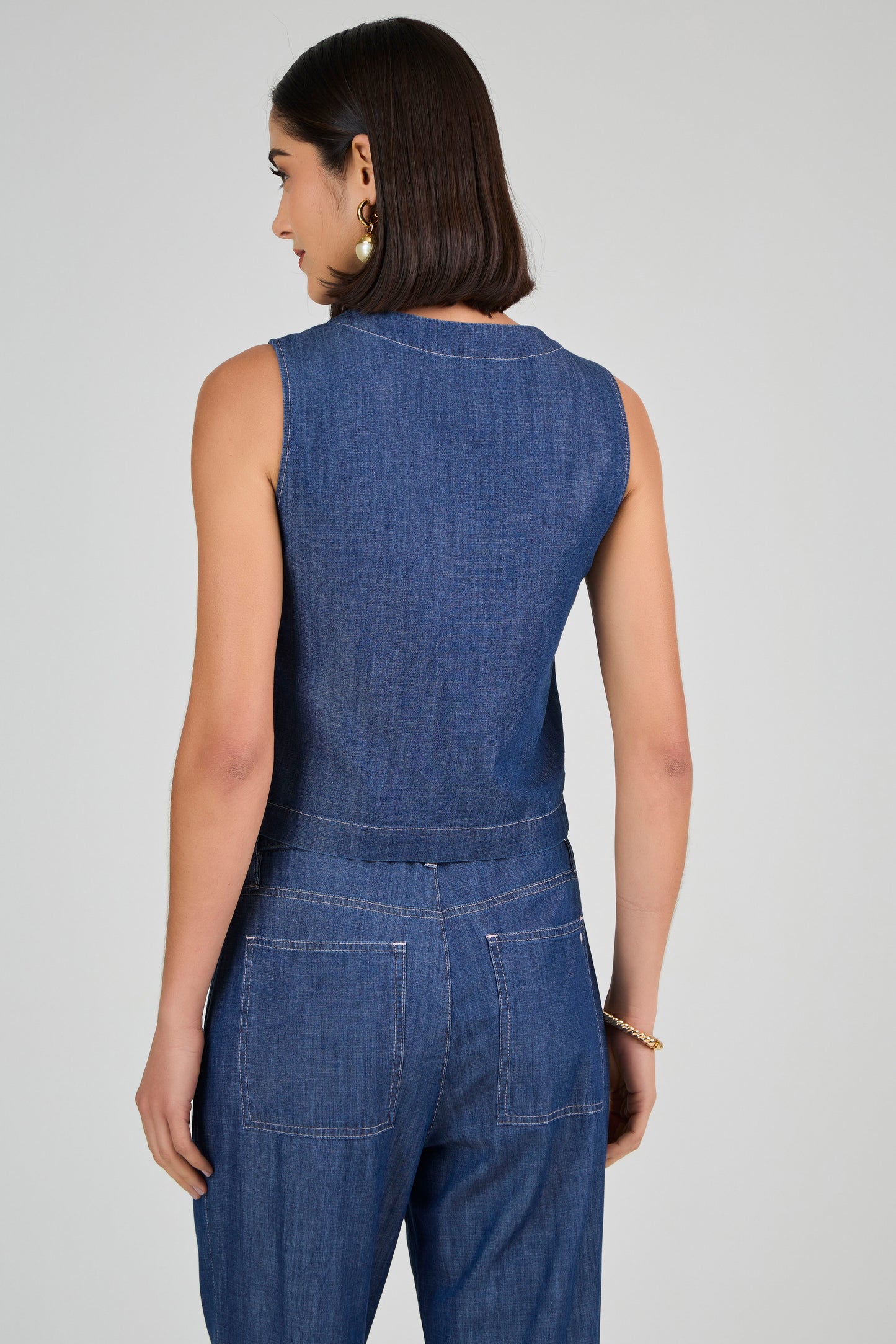 colete jeans tradicional com recortes