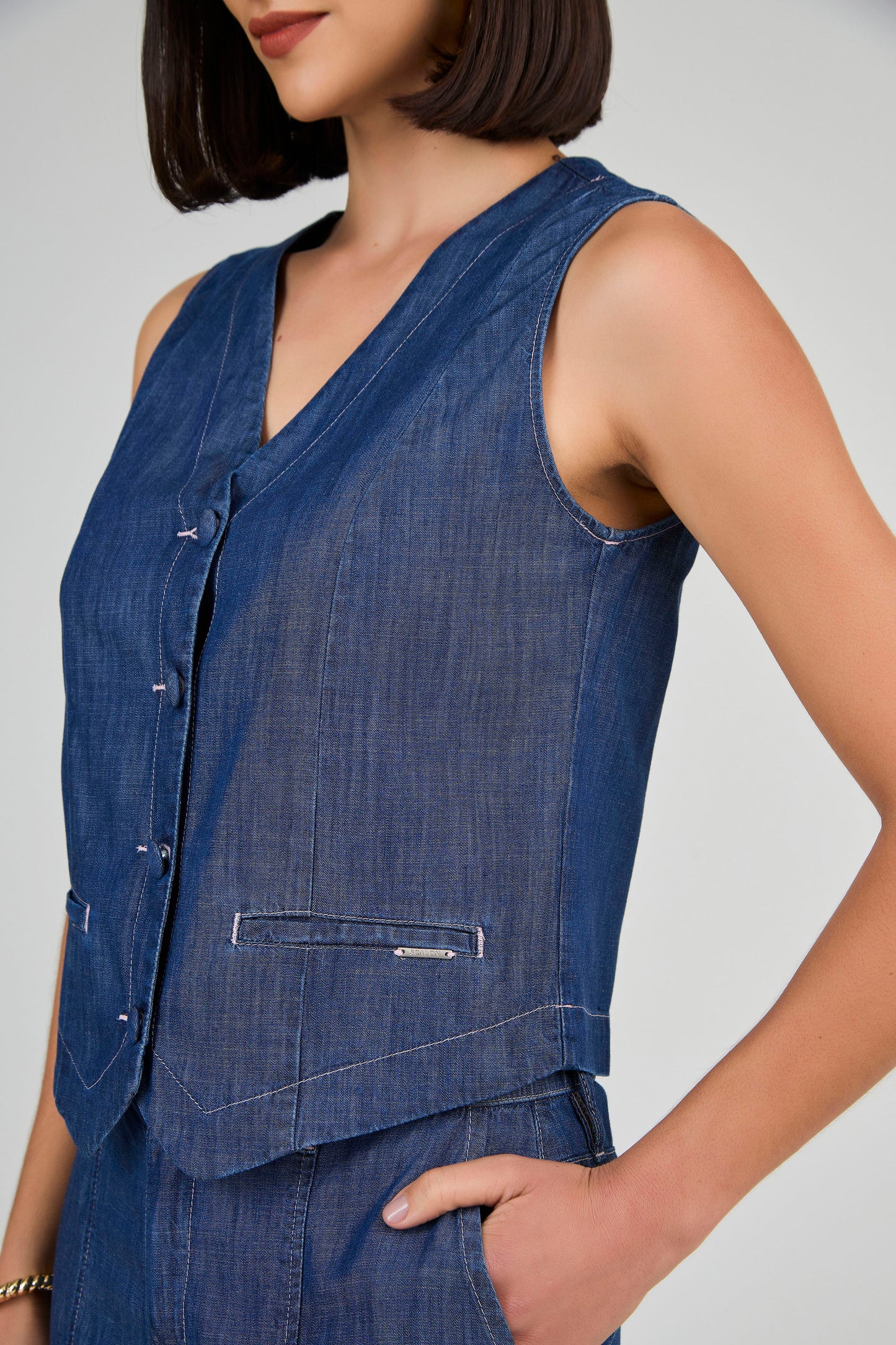 colete jeans tradicional com recortes