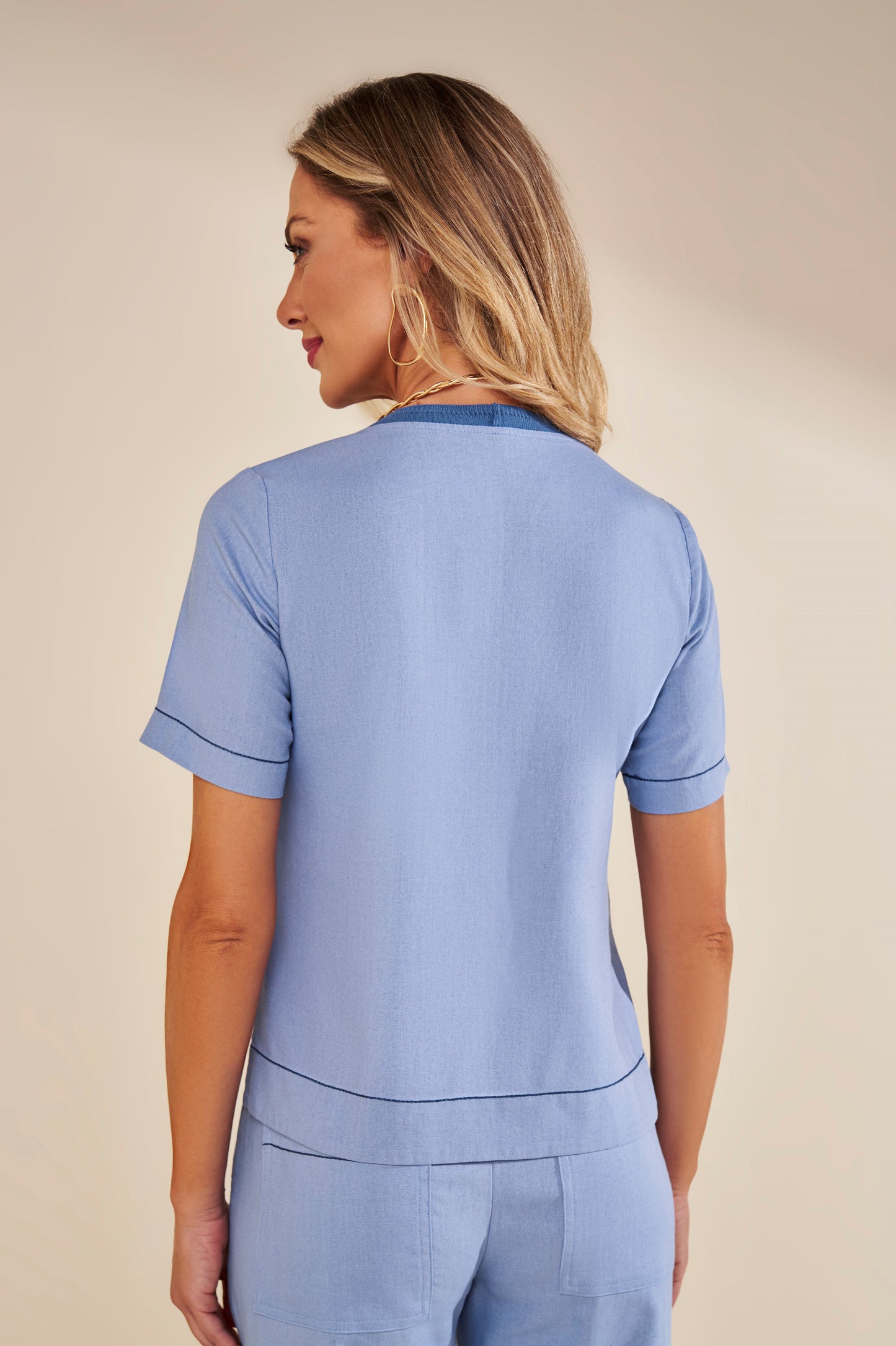 conjunto linho blusa e calça reta detalhes em contraste