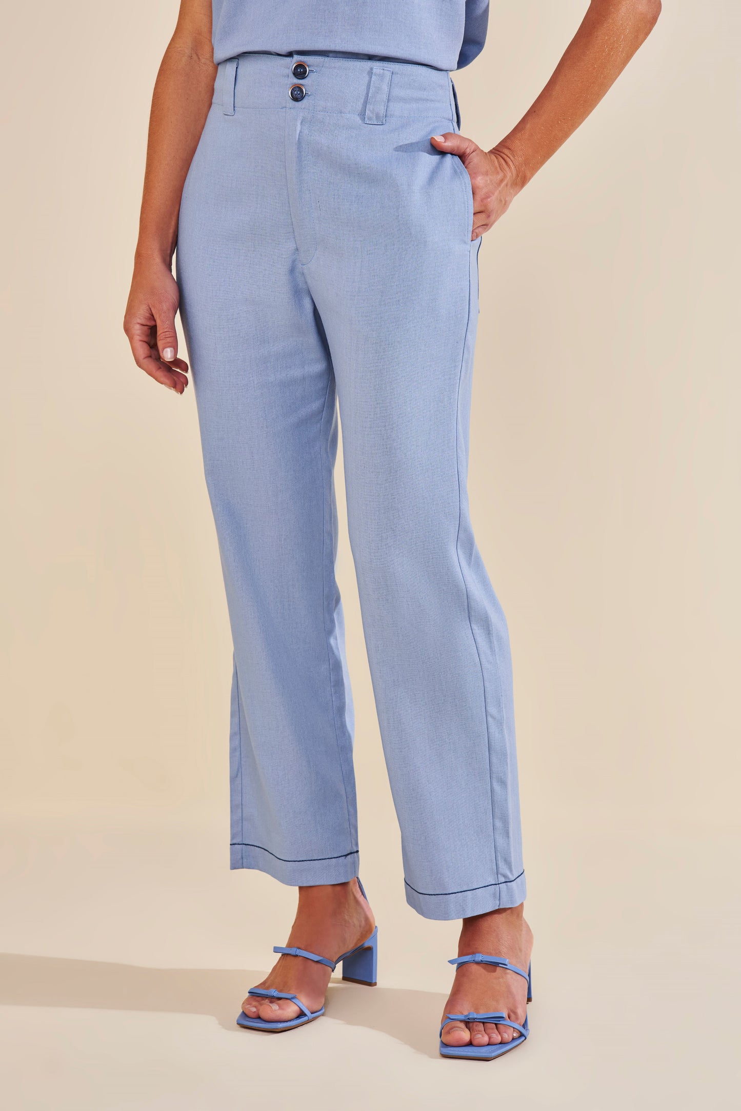 conjunto linho blusa e calça reta detalhes em contraste
