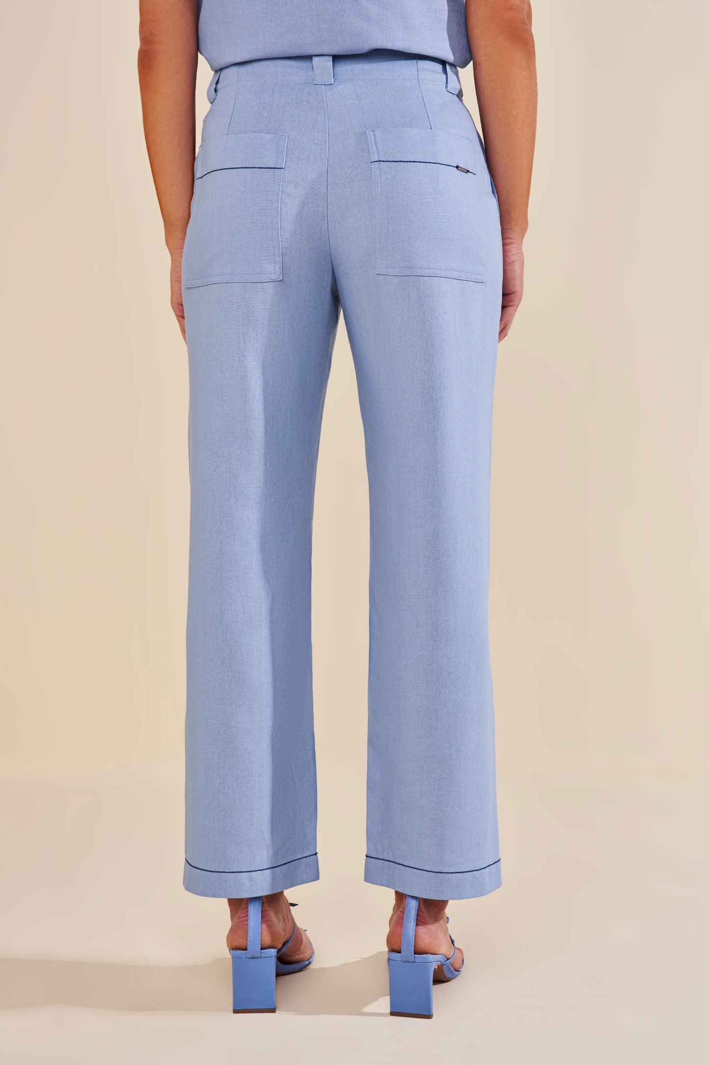 conjunto linho blusa e calça reta detalhes em contraste